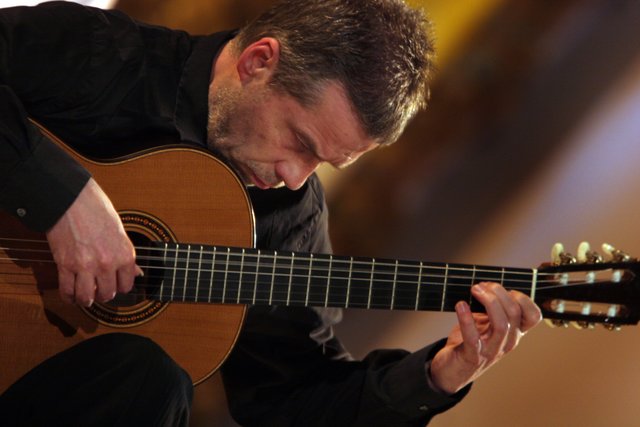 Friedemann Wuttke wird mit seinem Programm
„Gitarrenfarben“ in der Hildener Reformationskirche zu Gast sein. | Foto: Wuttke