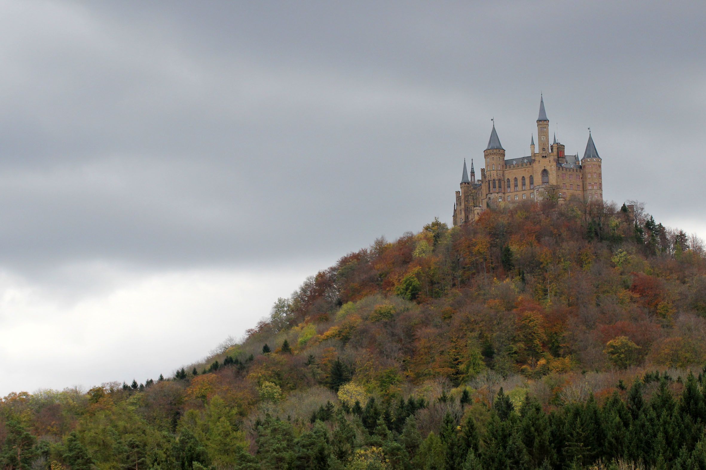Die Burg Hohenzollern thront über der schwäbischen Alb. Wie es weiter oben aussieht, zeigt die Bildergalerie. Viel Spaß.