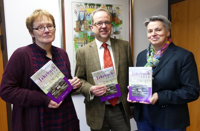 Bei der Vorstellung (von links): Leiterin des Kreisarchivs Brigitte Weiler, Landrat Dr. Ansgar Müller, Verlegerin Jutta Nagels.
