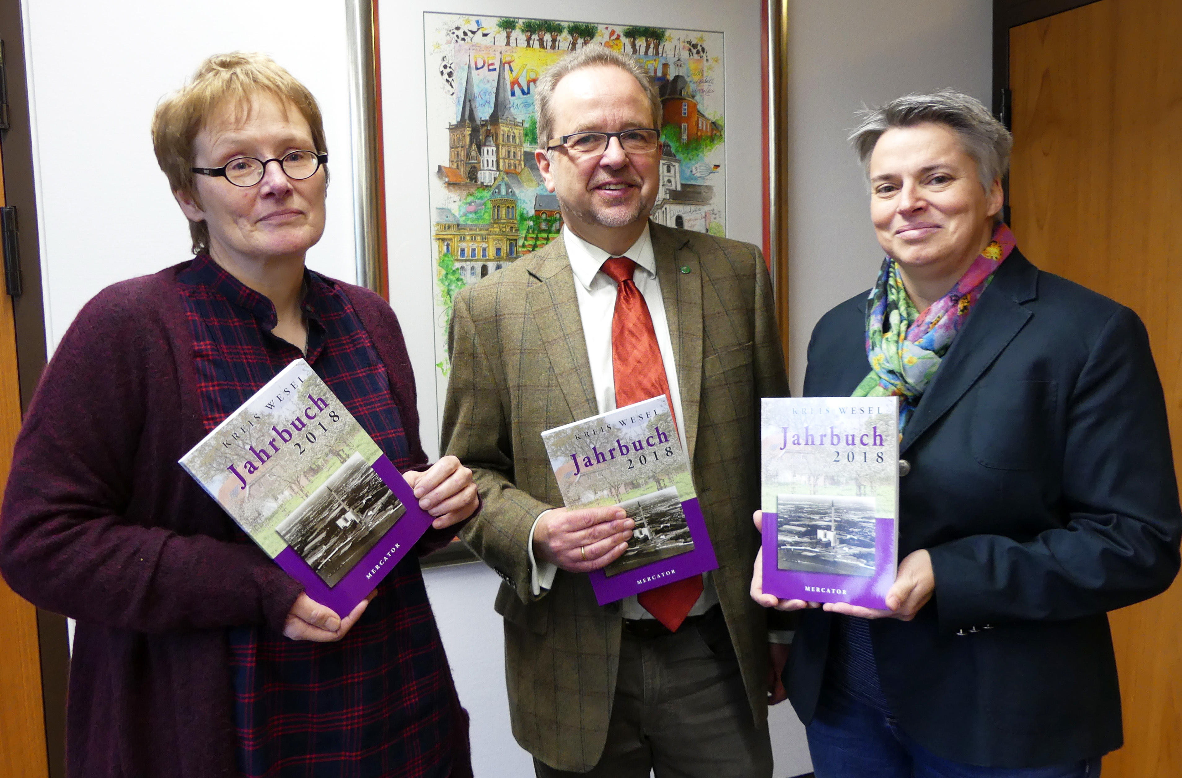Bei der Vorstellung (von links): Leiterin des Kreisarchivs Brigitte Weiler, Landrat Dr. Ansgar Müller, Verlegerin Jutta Nagels.
