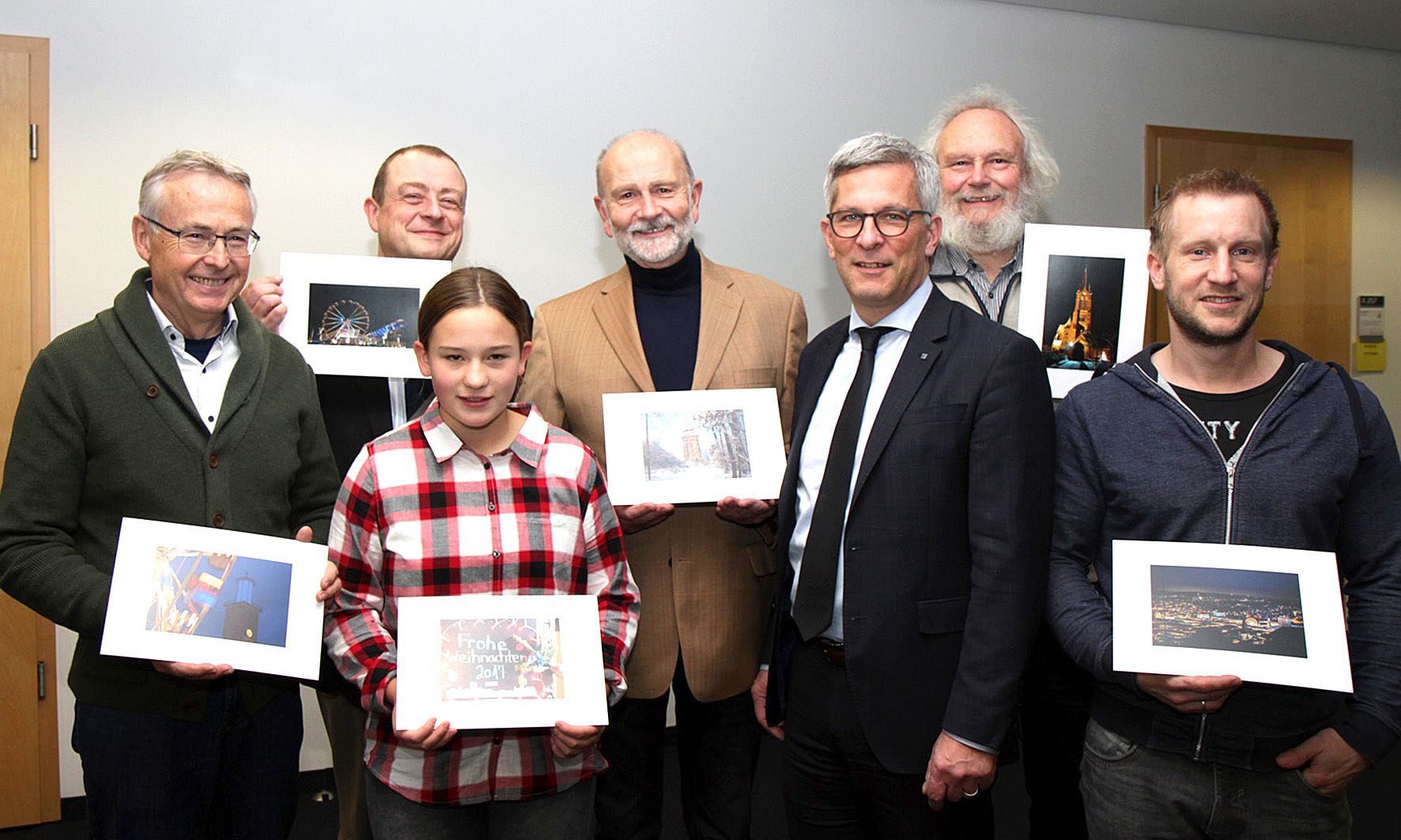 OB Erik O. Schulz empfängt die sechs besten Teilnehmer des Fotowettbewerbs im Rathaus. Die Gewinnerfotos machten Matthias Böing (2.v.li.) und Jil Völkel (3.v.li.).