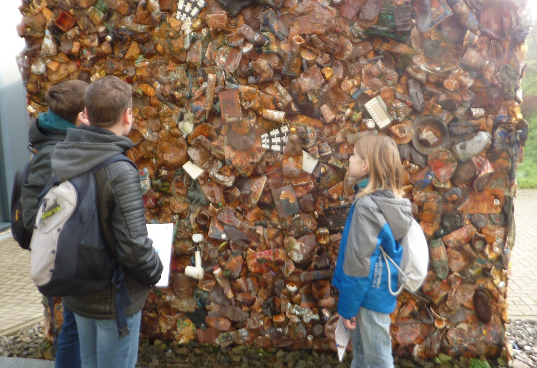 Das angehängte Foto zeigt Schüler des EBG vor einem Querschnitt der versiegelten Mülldeponie.