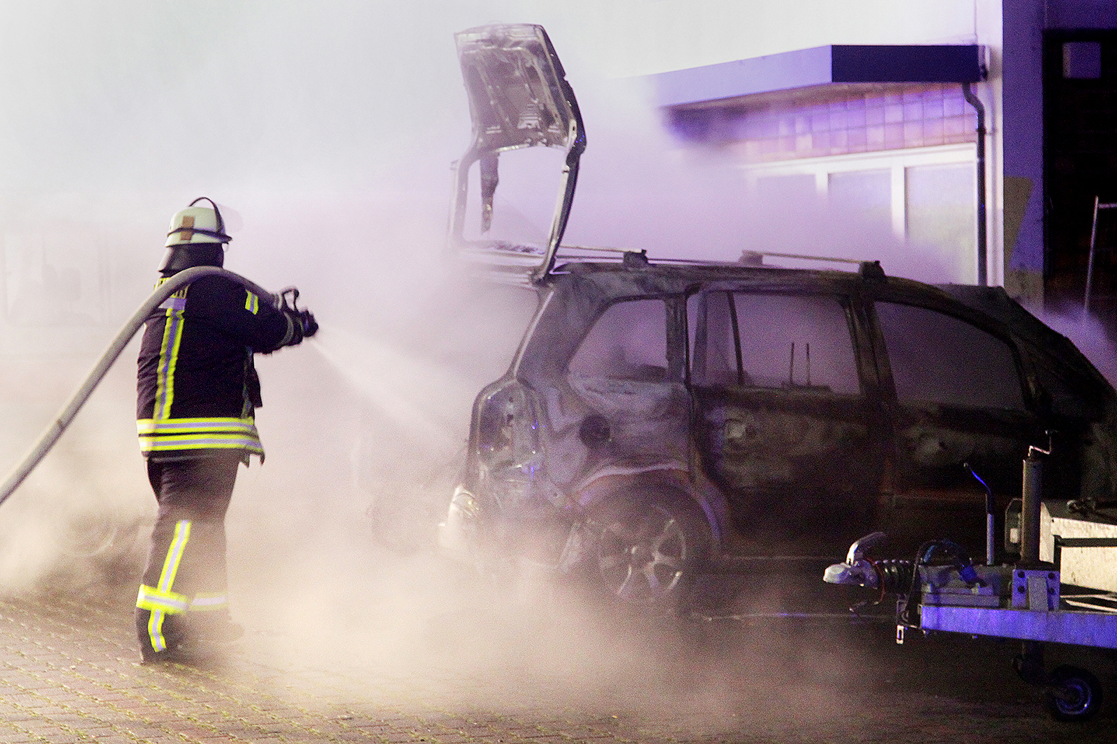 Ein Einsatz, der als Meldung zu einem brennenden Auto begann, nahm in Bergkamen ein schlimmes Ende.