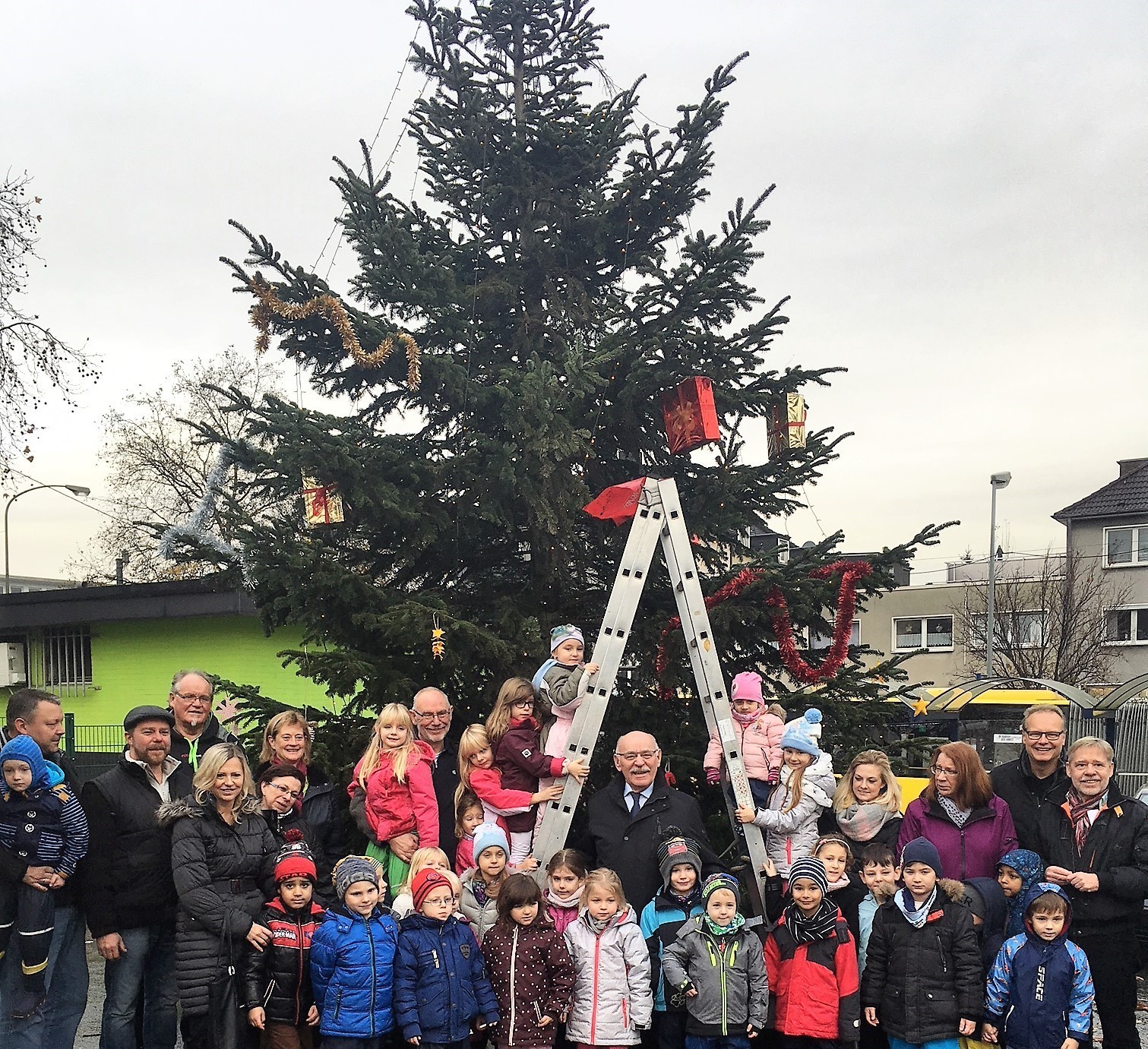 Gruppenfoto mit Bürgermeister Rudolf Jelinek (Mitte): Die Kinder der Kita Im Mühlenbruch hatten riesigen Spaß beim Schmücken des Tannenbaums auf dem Stoppenberger Markt.