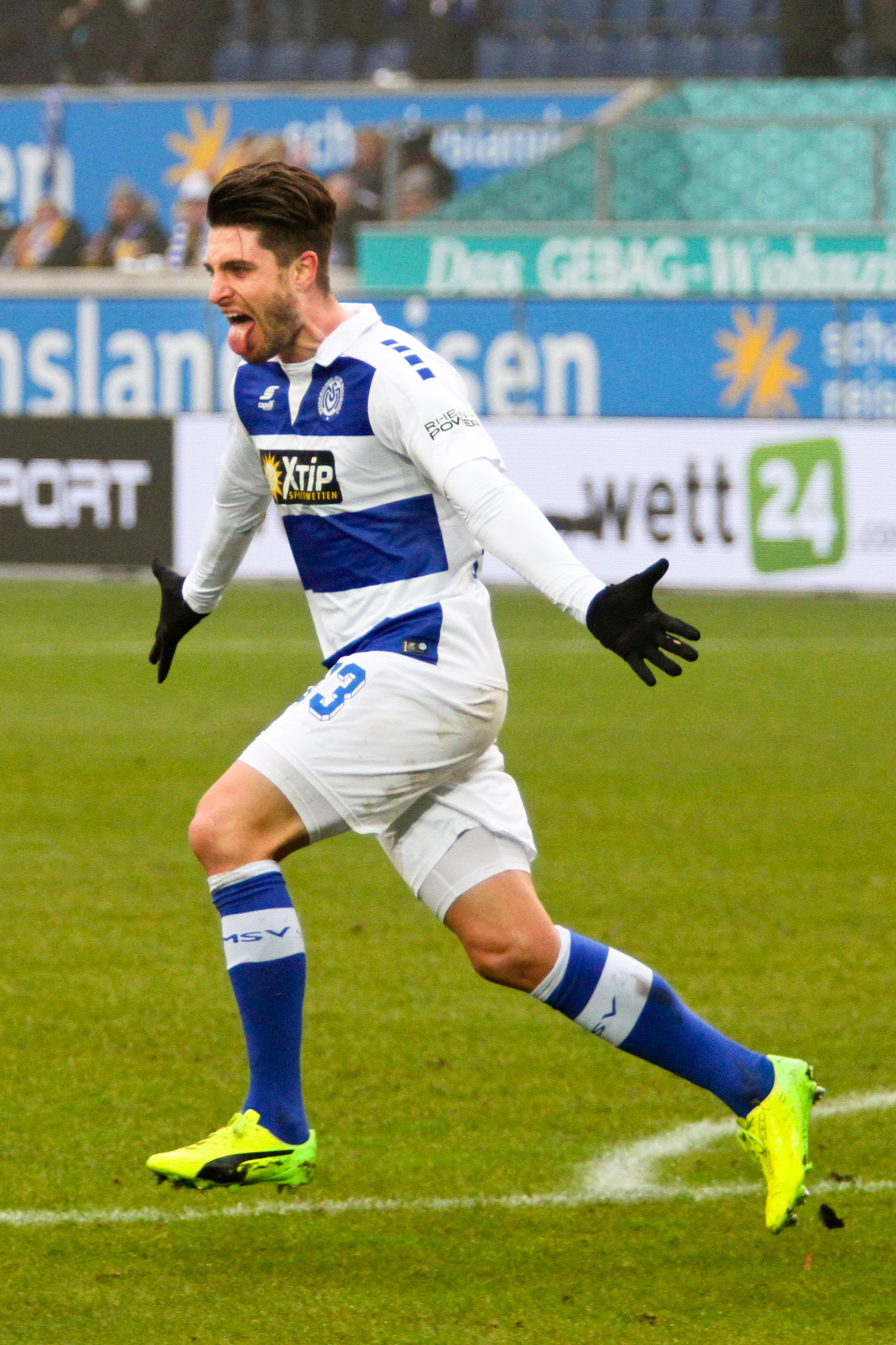 Torjubel vom Flankengeber Moritz Stoppelkamp nach dem 1:0 durch Oliveira Souza.