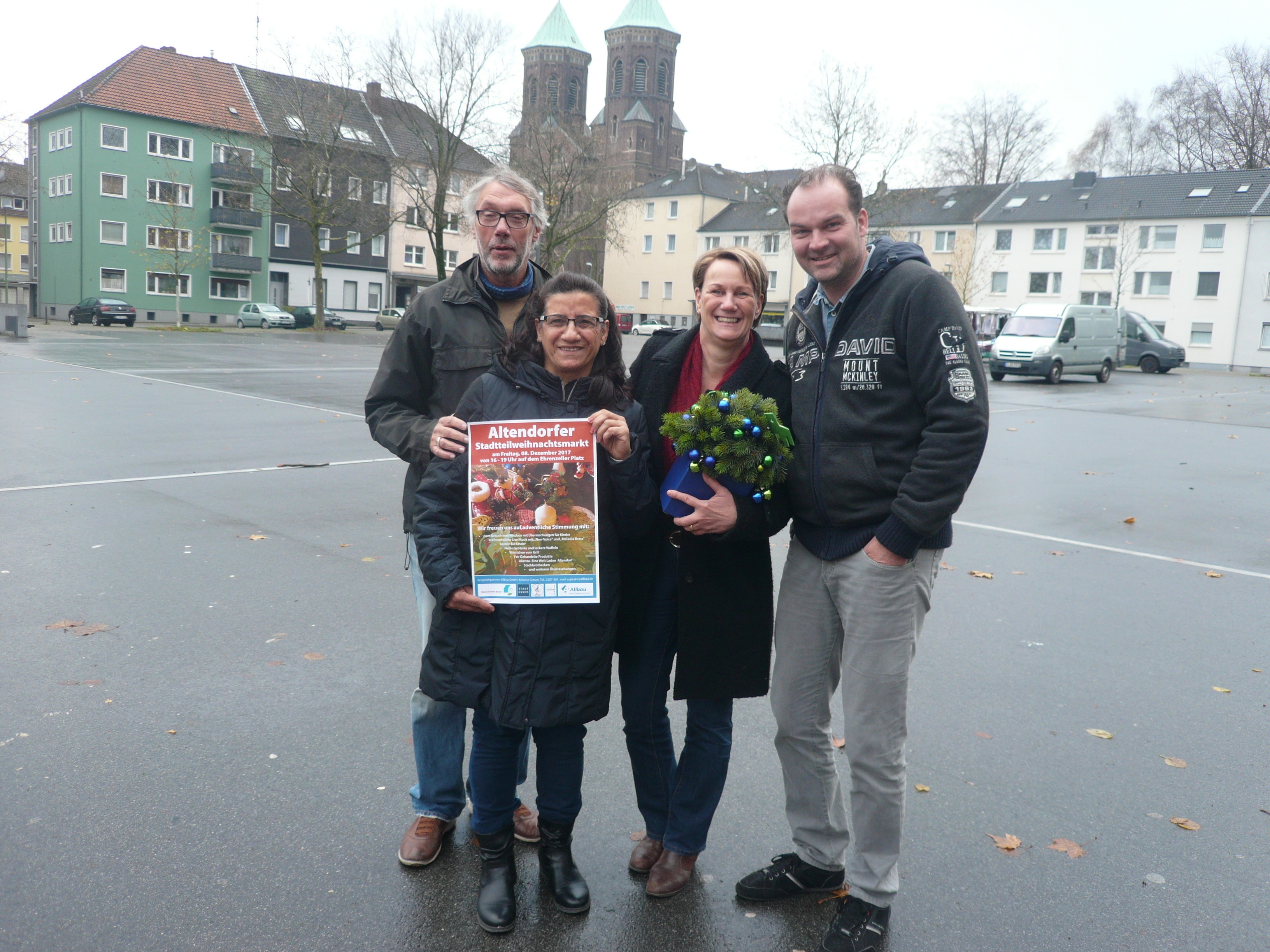 Der Altendorfer Stadtteil-Weihnachtsmarkt nimmt himmlische Fahrt auf. Vorfreude haben bereits v. re. Dieter Remy, Kommunikationsleiter Allbau GmbH; Annette Giesen, Sozial-Managerin; Zahoura Abdou, Dolmetscherin; Peter Wefing "Radeln ohne Alter" - Arbeitskreis Ehrenzeller Platz. Foto: Schattberg