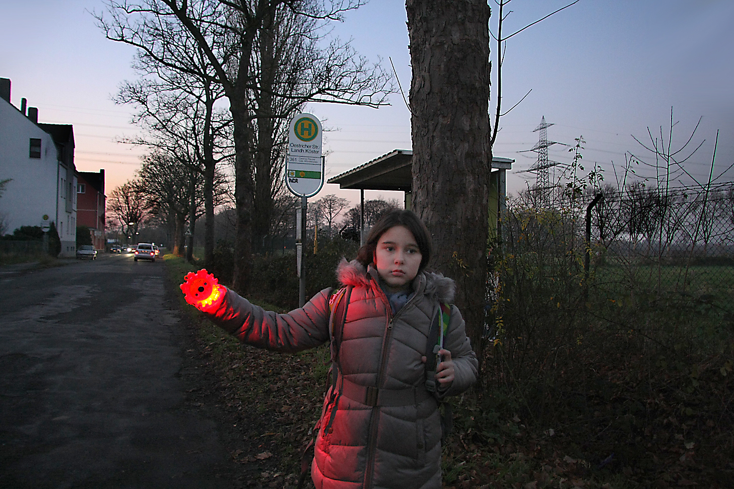 Mit einer Lampe macht sich Amy (10) an der Haltestelle Oestricher Straße/Landhaus Köster bemerkbar, damit der Bus sie nicht übersieht.