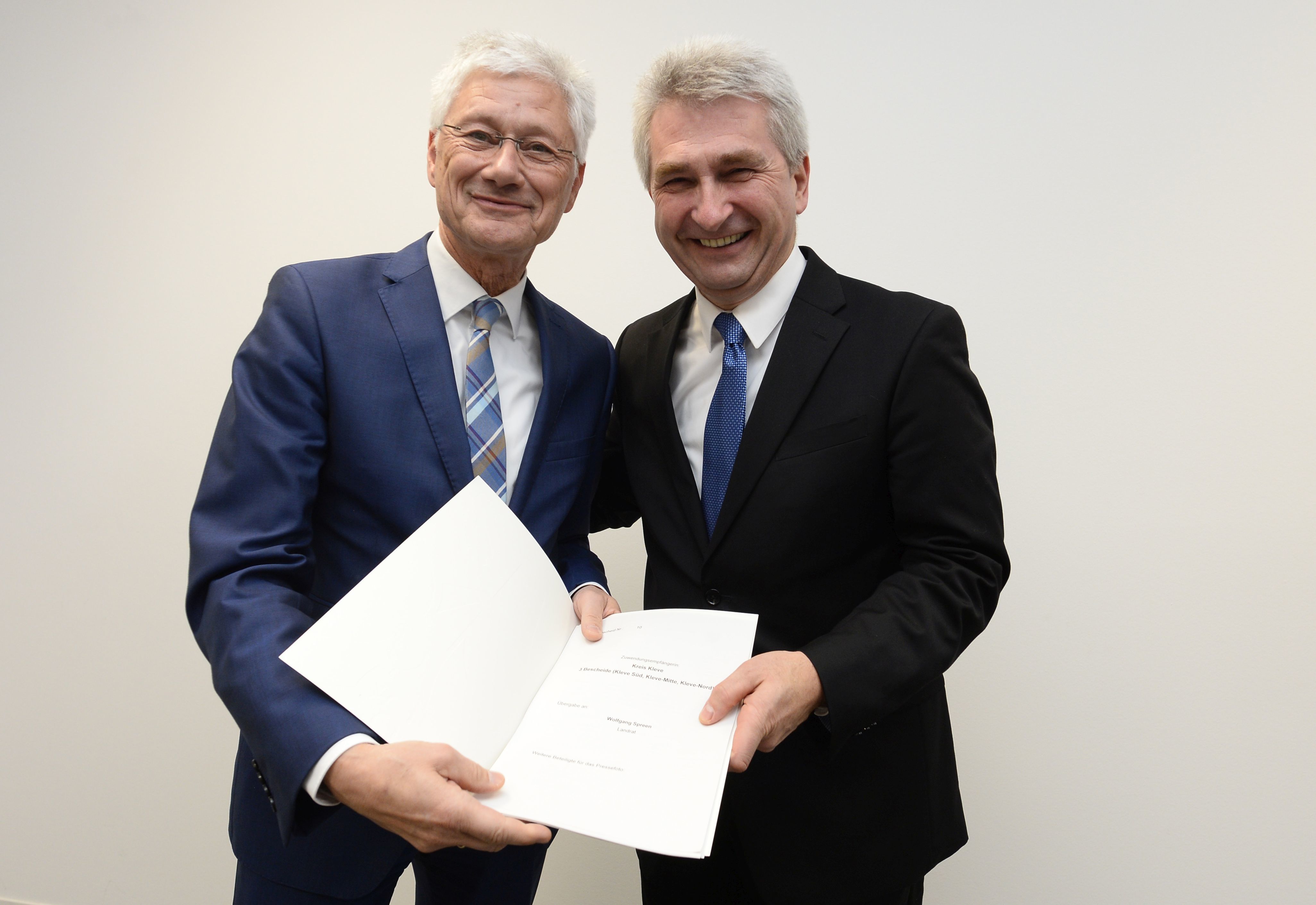 NRW Wirtschaftsminister Prof. Dr. Andreas Pinkwart überreicht In Düsseldorf am Freitag, 1. Dezember 2017, Bescheide zur Ko-Finanzierung des Breitbandausbaus an Vertreter ders Kreis Kleve.