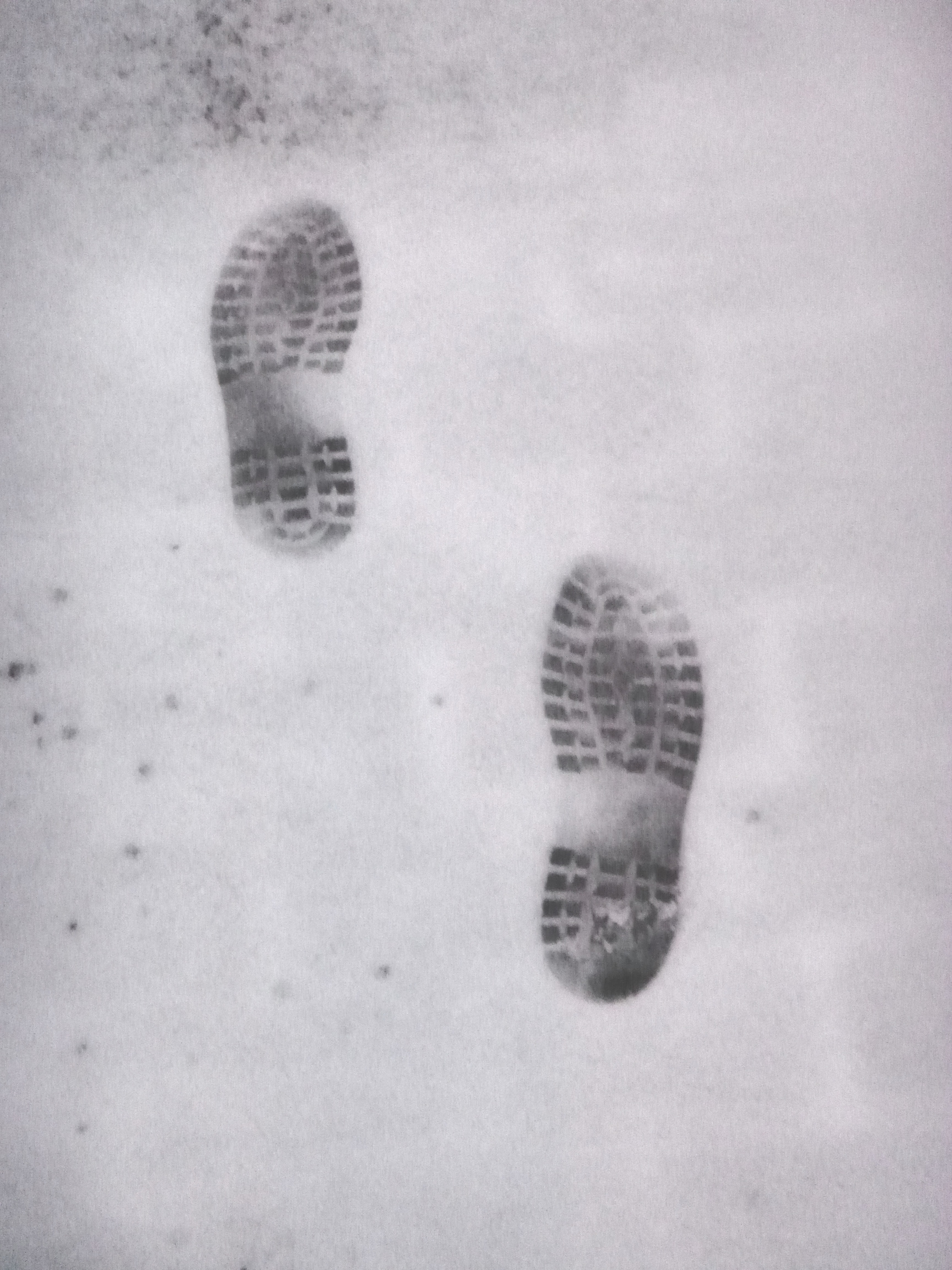 Meine ersten Schneefußstapfen auf winterlichem Boden in Soltau