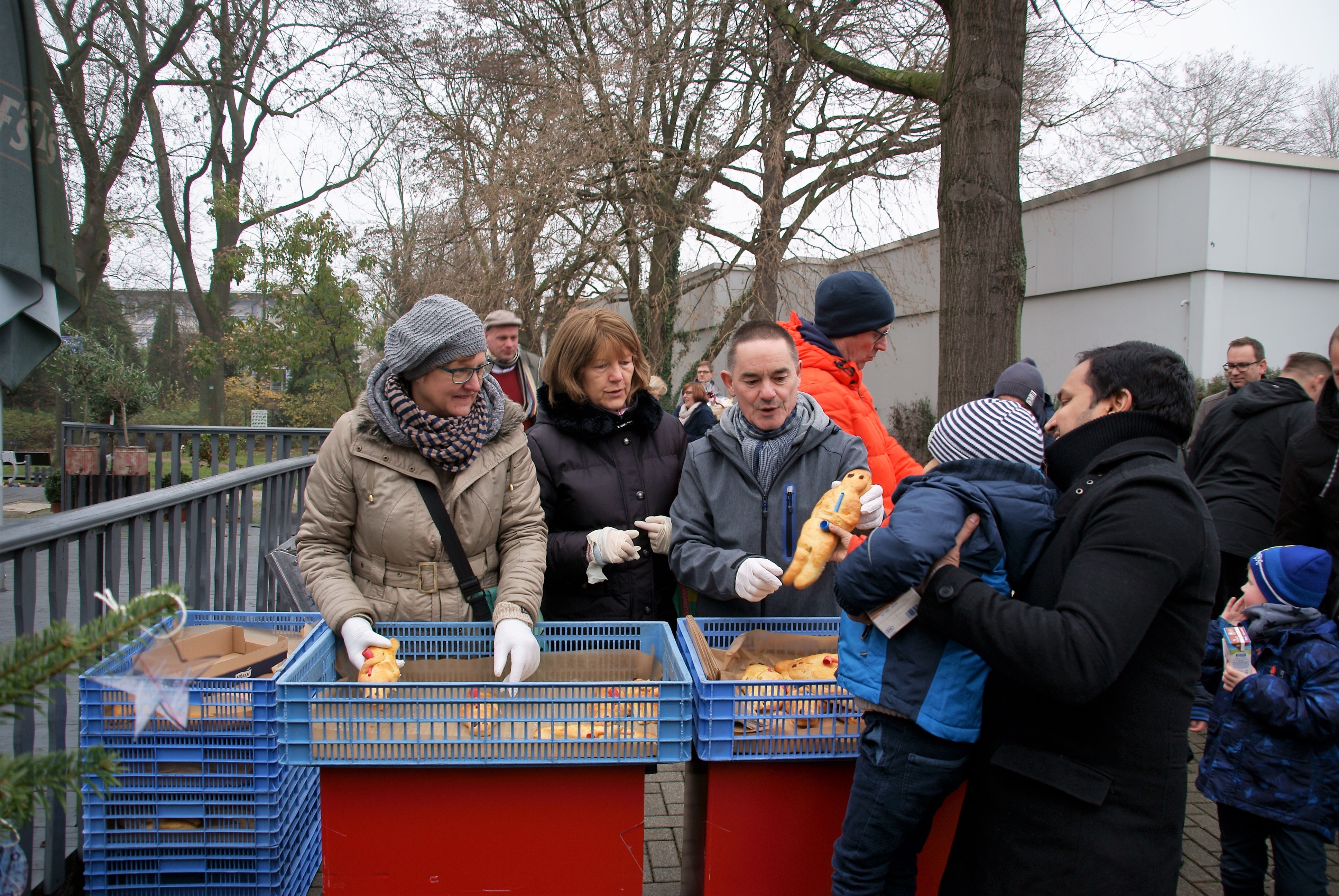 Die Körneschaft verteilte 150 Stutenkerle an die Kinder (Foto: Rüdiger Beck)