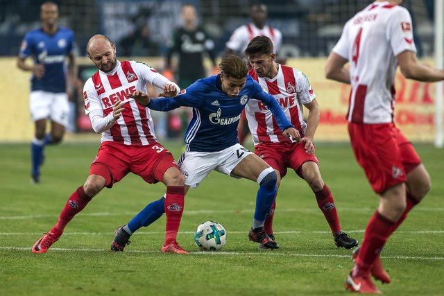 Amine Harit (m.) war der beste Spieler auf dem Platz und war selten bis gar nicht von den Kölnern in den Griff zu kriegen.
