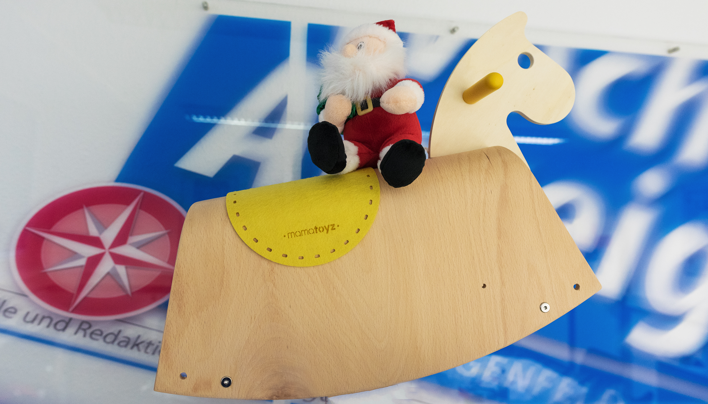 Heute, am 3. Dezember, gibt es ein superschönes Schaukelpferd von Mamatoyz aus echtem Holz zu gewinnen. gestiftet von Easykaufen24. Nicht nur online, sondern auch offline - am Max-Planck-Ring 31 in Langenfeld - kann das hochwertige Spielzeug bewundert werden.