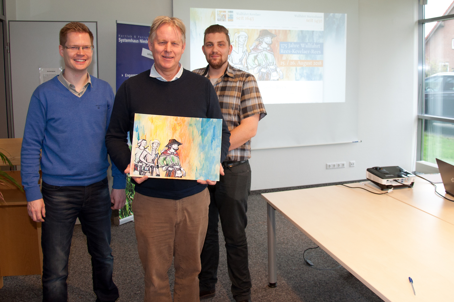 Christoph Hartleb, Stef Beumer und Sebastian Kösters (v. l.) präsentieren das neue Logo und die Webseite der Wallfahrt. (Foto: Dirk Kleinwegen)