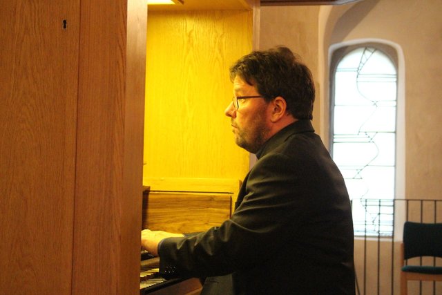 Ingo Hoesch, der Leiter des Konzertes an der Orgel