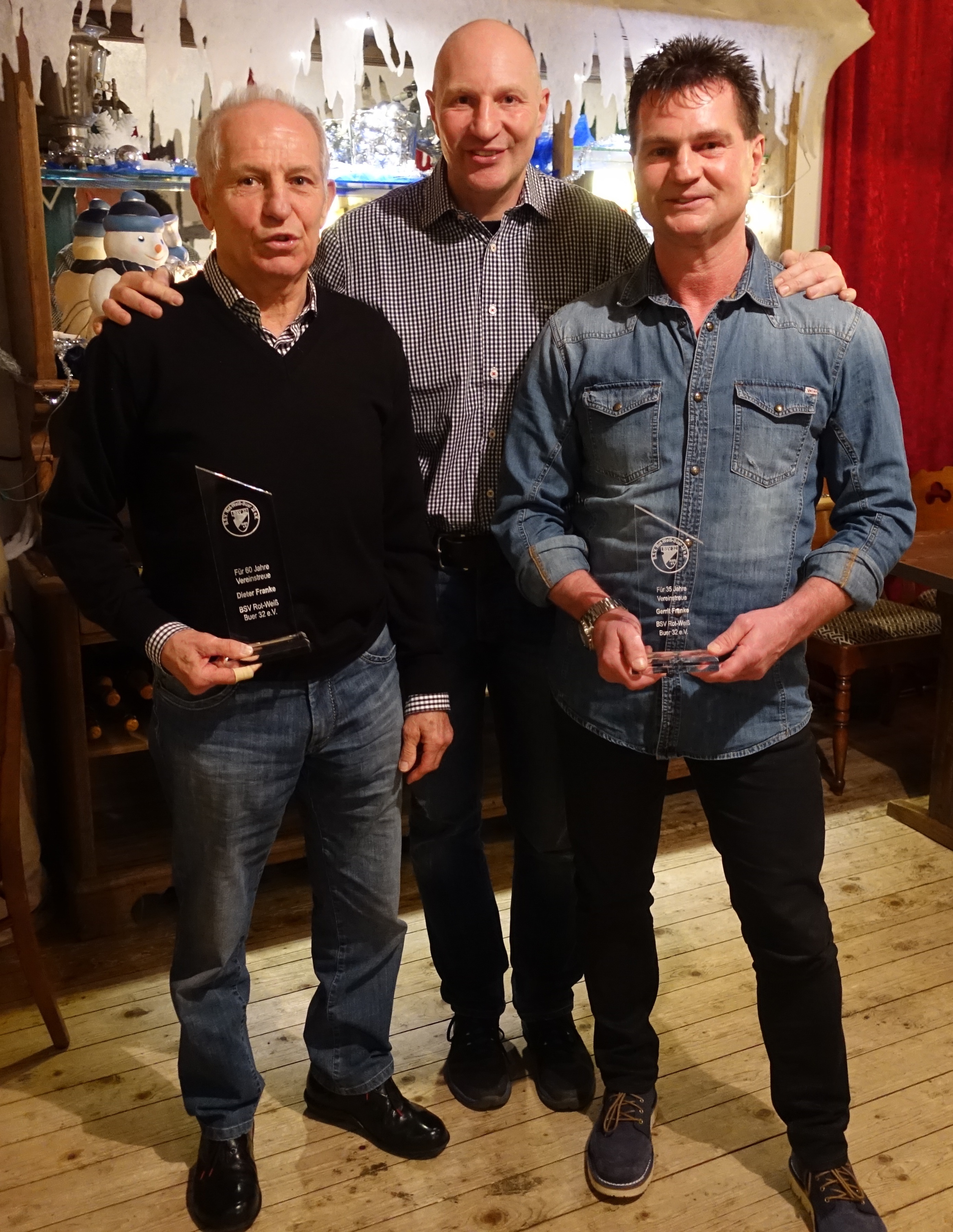 95 Jahre im Boxverein Rot-Weiß Buer: Trainer Andreas Wendt zeichnete Dieter Franke für 60 Jahre und Geritt Franke für 35 Jahre Vereinsmitgliedschaft aus