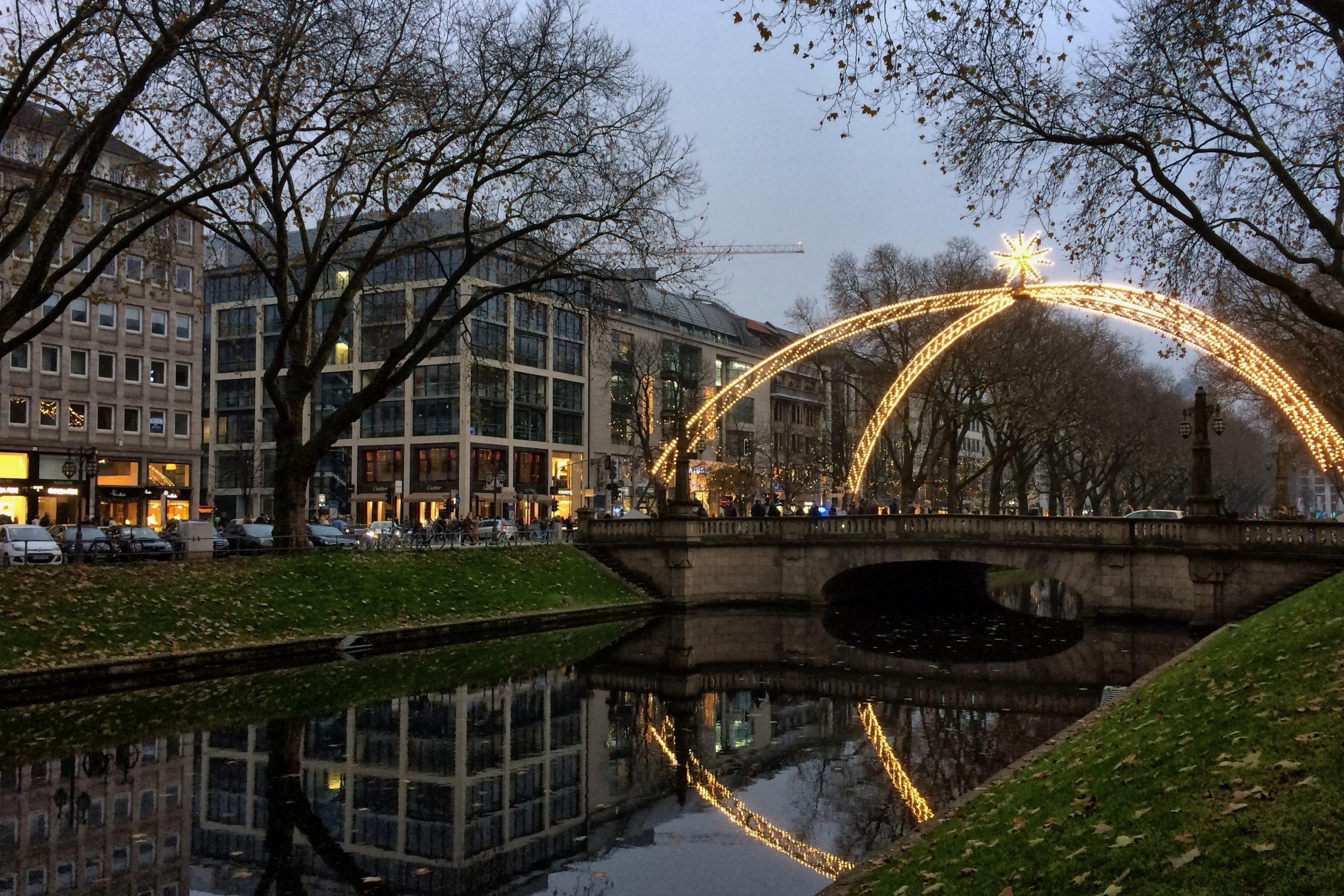 Blaue Stunde am Lichtbogen auf der Königsallee