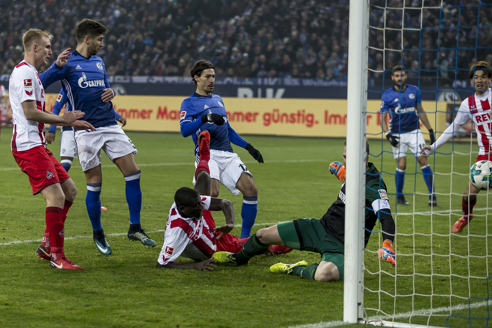 Aus dem Gewühl heraus schießt Serouh Guirassy (am Boden) das zwischenzeitliche 1:1 gegen Schalke. Später trifft traf der Stürmer vom Elfmeterpunkt noch ein zweites Mal.