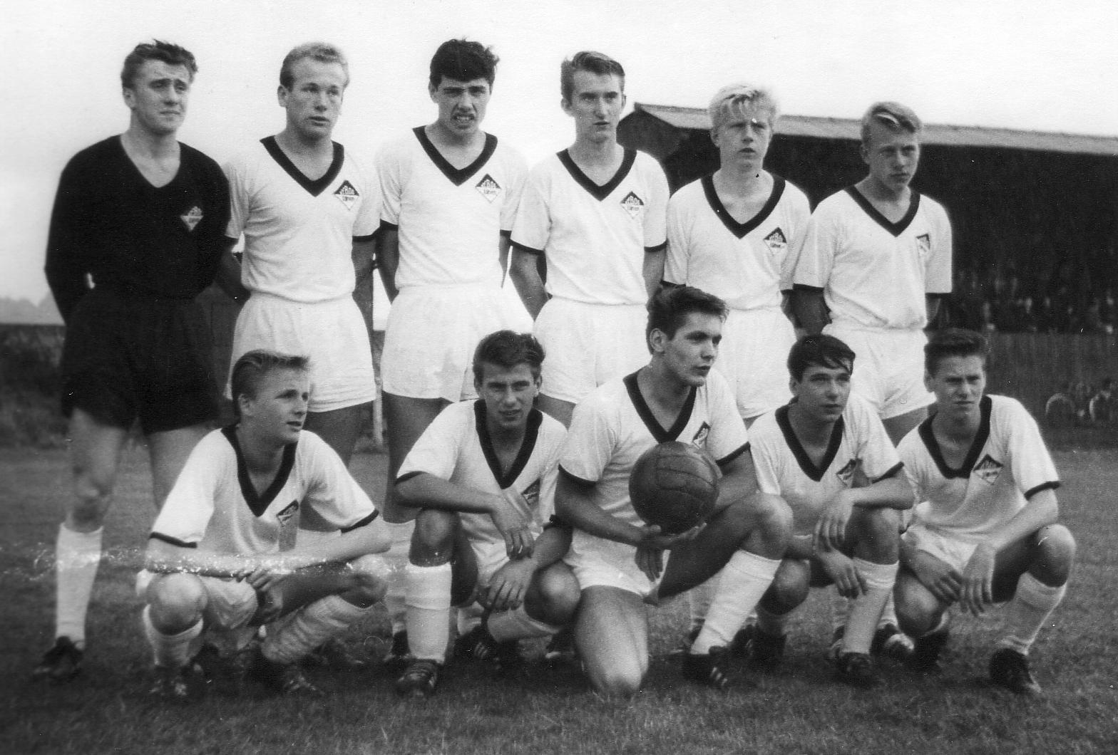 Gisbert Dankowski im Kreis der A-Jugendmannschaft des VfB 08 Lünen von 1963. „Wenn die Jungs alle zu meinem Geburtstag kommen, wäre das ganz einfach klasse!“ zeigt der Jubilar Vorfreude. Das Bild zeigt Krebs, Berlemann, Schäfer, Dankowski, Bludau, Liebern, Gänz, Grundmann, Schimanski, Klöting und Hirsch.