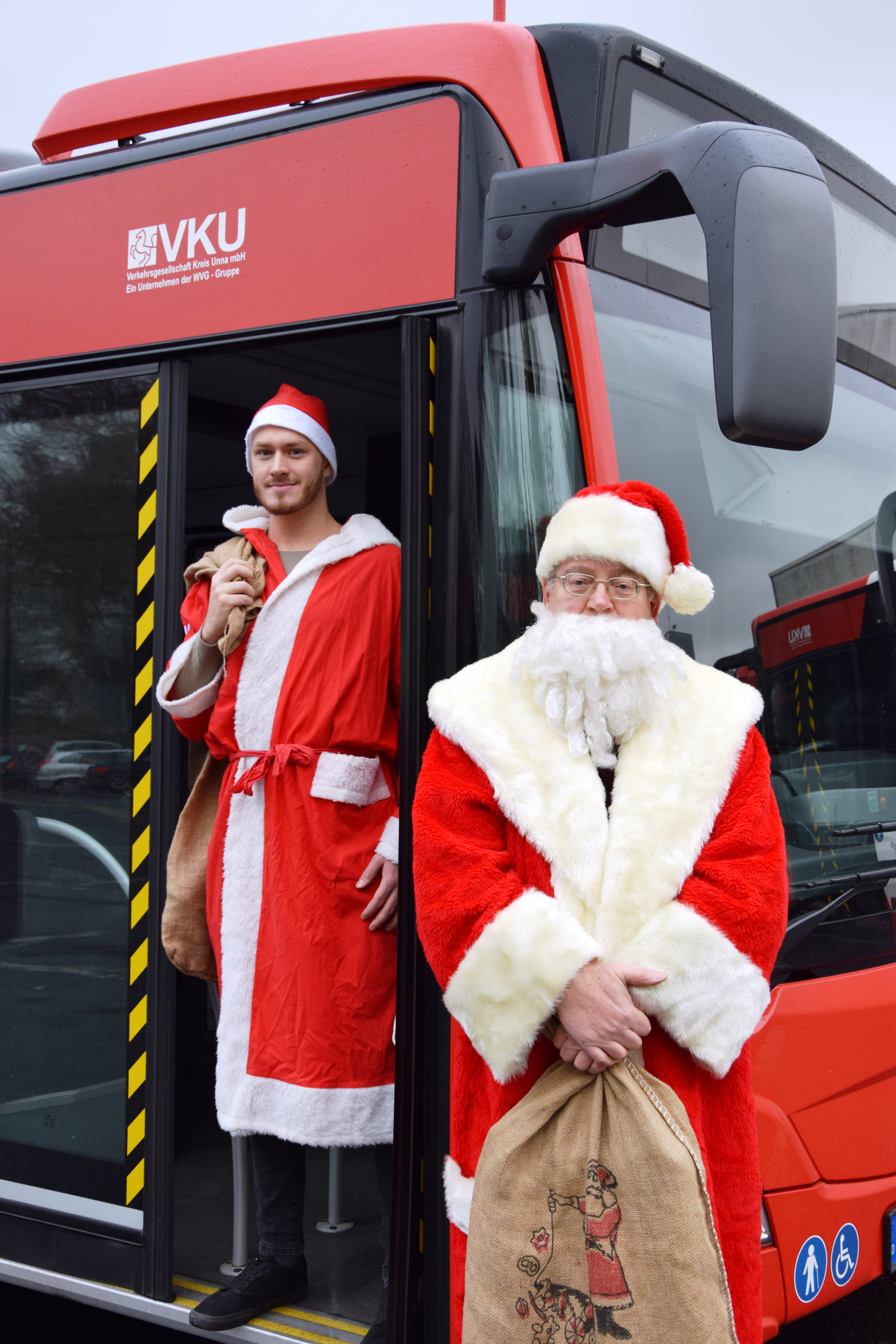 Der moderne Nikolaus ist diesmal mit dem Bus unterwegs. Foto: VKU