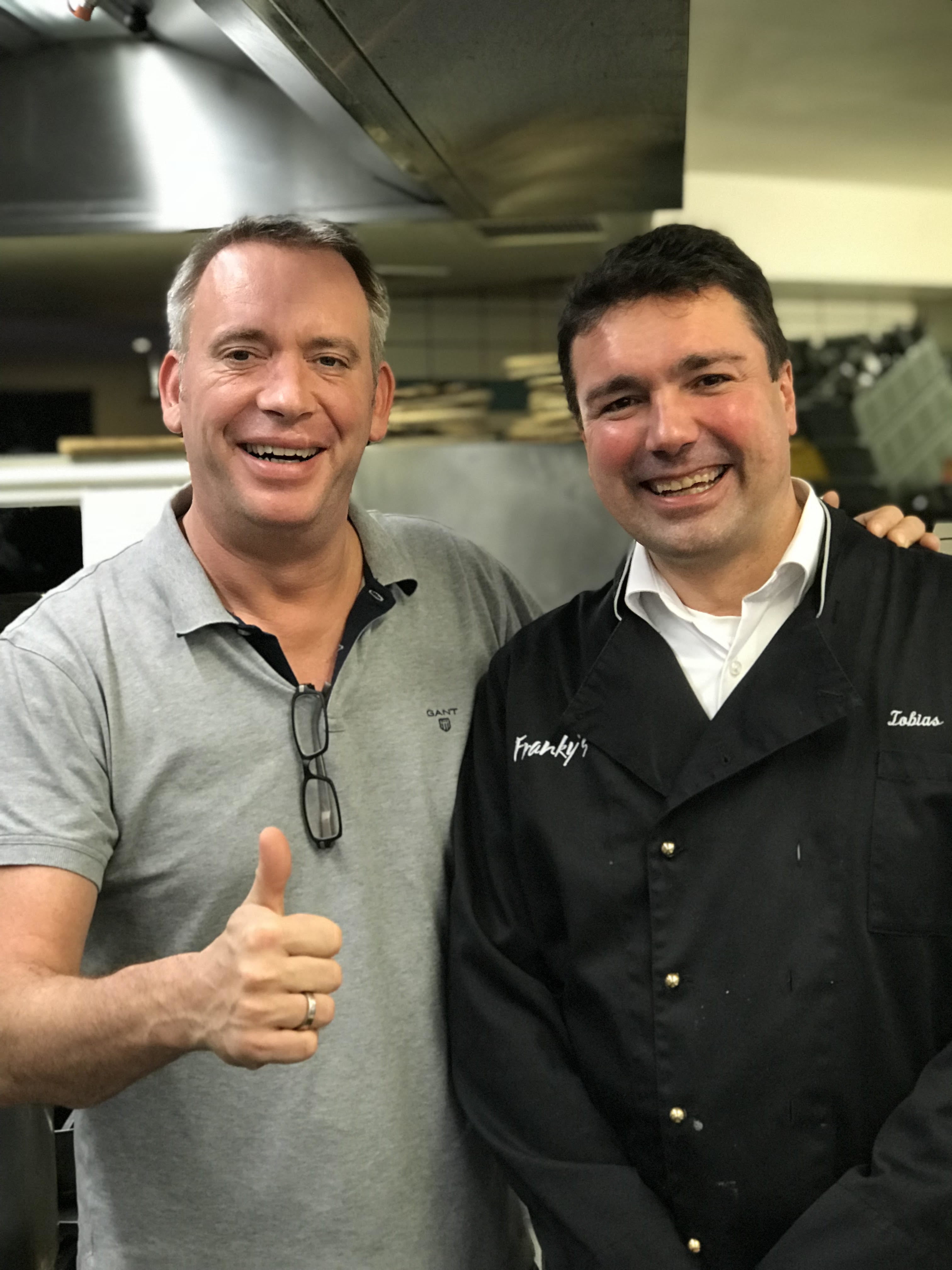 Der Landtagsabgeordnete Christian Mangen (rechts) mit seinem "Chef" Tobias Volkmann in der Küche von Frankys. (Foto privat)