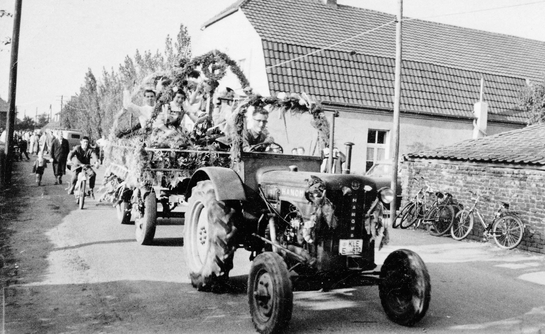 Das Foto zeigt den Erntedank-Umzug von 1958