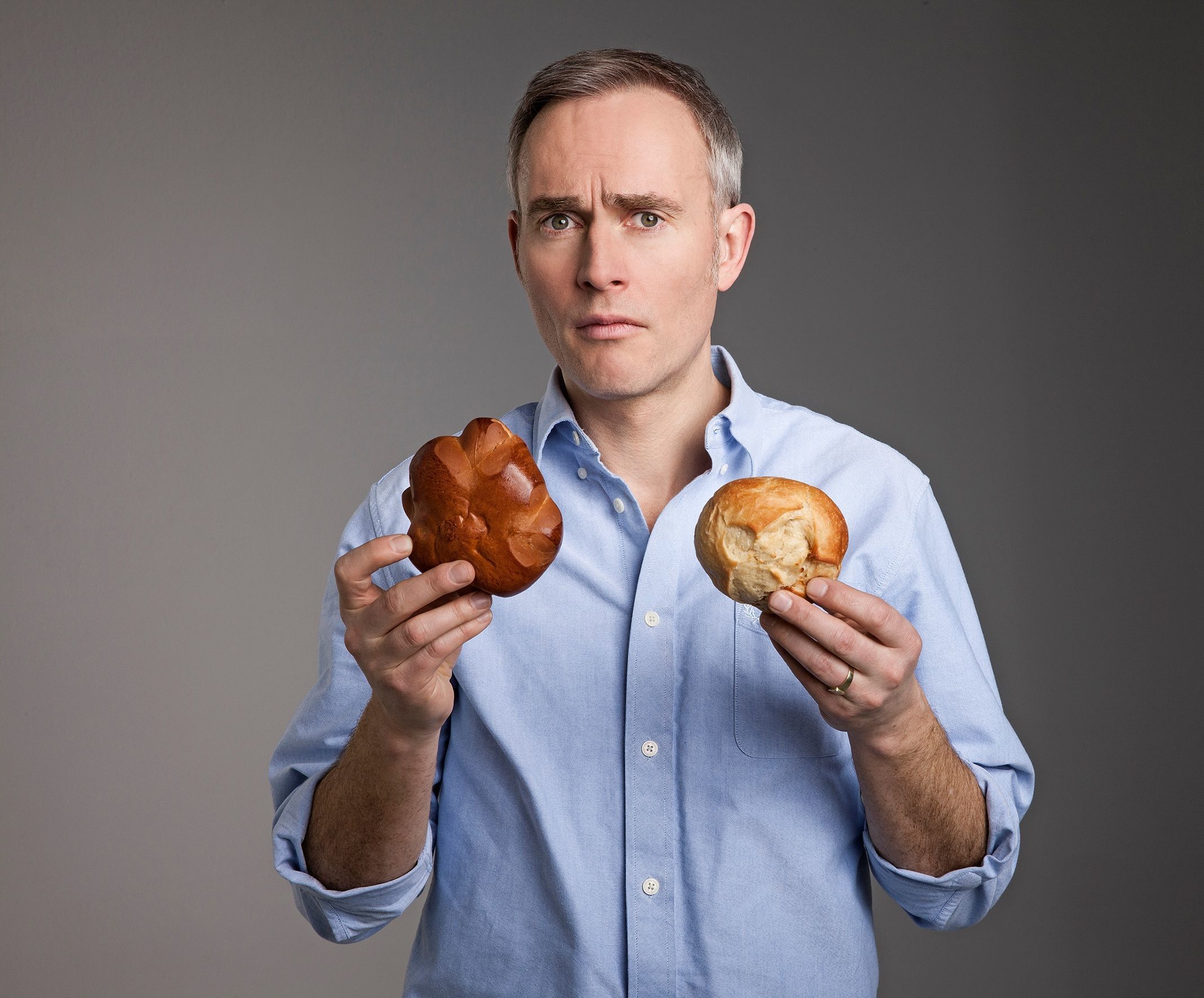 Johann König ist schon zwei Jahre mit seinem Programm "Milchbrötchenrechnung" auf Tour. Foto: Boris Breuer