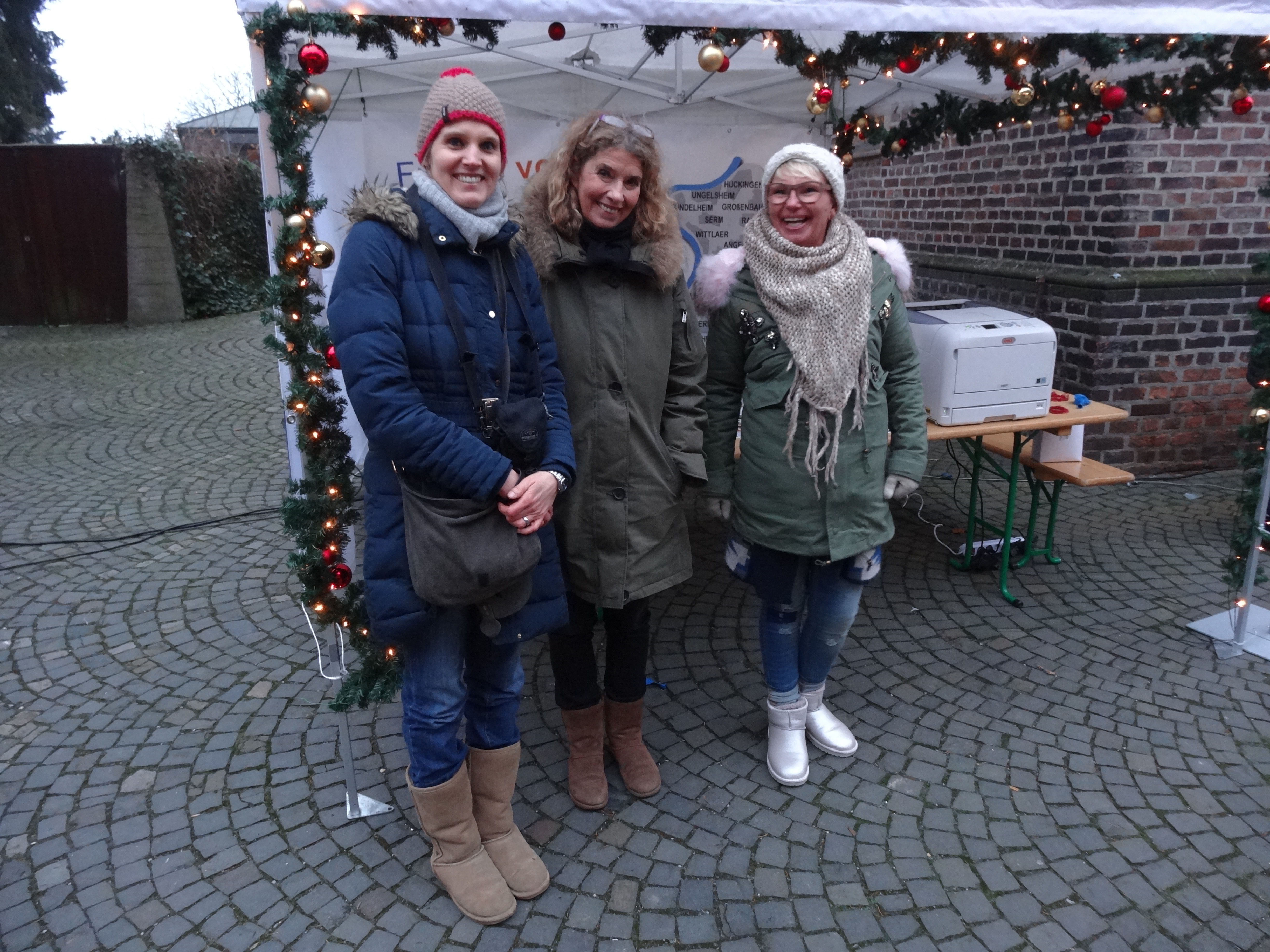 Das Lokalkurier-Team Kirsten Kalinke (rechts) und Kirstin Engelbracht mit Andrea Lindenlaub, Vorsitzende der Interessengemeinschaft Handwerk und Handel in Angermund e.V. (Mitte)