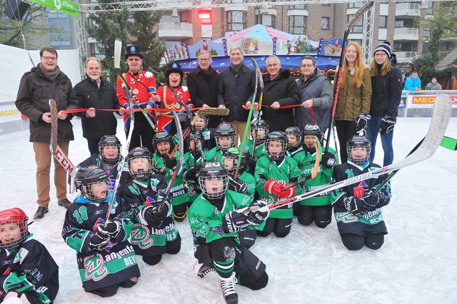 Mit dem Durchschneiden des roten Bandes gab Bürgermeister Frank Schneider zusammen mit Sponsoren und städtischen Repräsentanten die Eislaufbahn für die Öffentlichkeit frei. Der Iline-Skaterhockey-Nachwuchs der SGL Devils weihte die Bahn mit einem Show-Training ein.