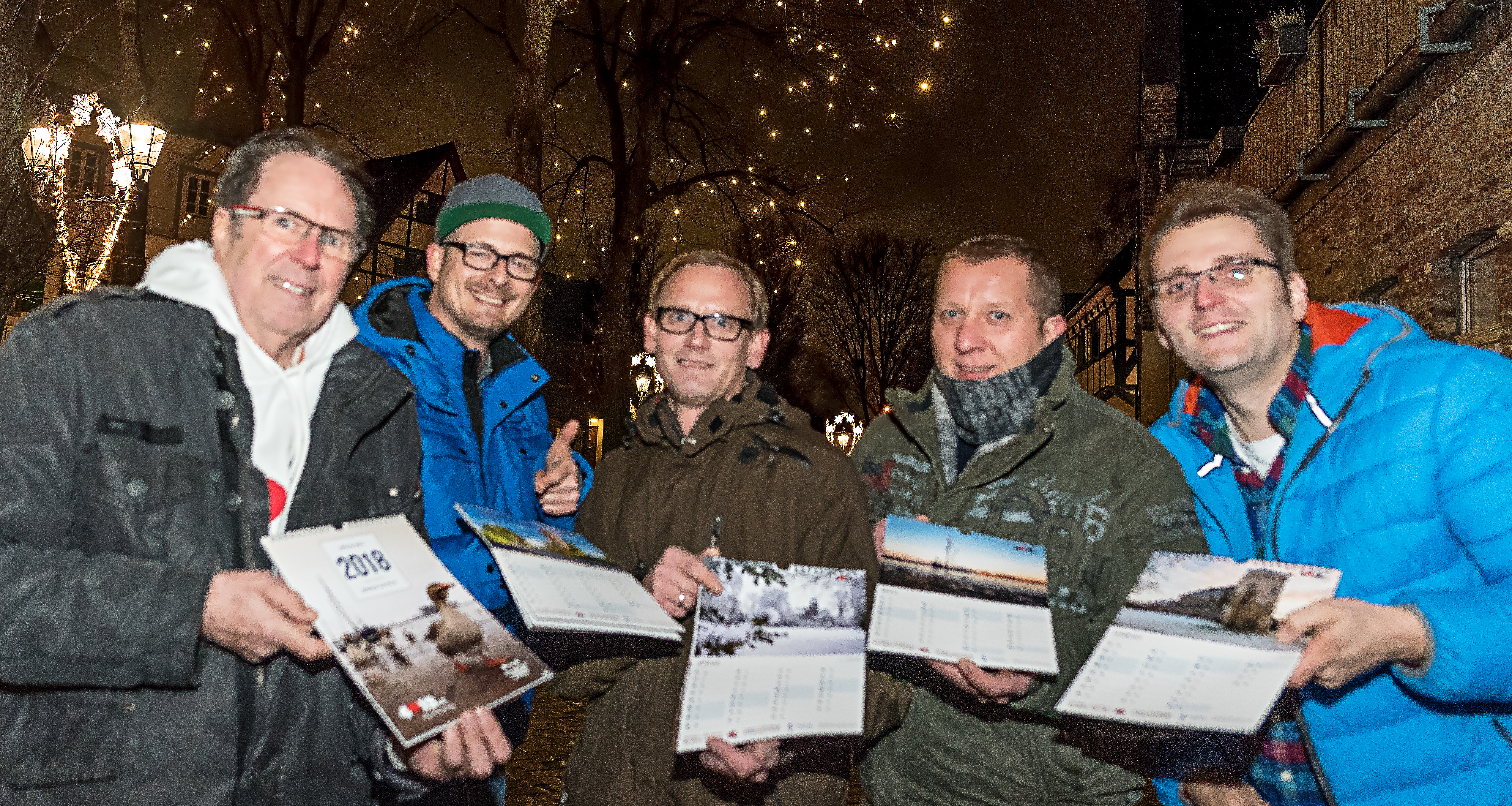 Beliebt und praktisch - der 4019-Kalender. Auf dem Foto von links: Josef Hupperich, Matthäus Grabiniok, Lars Uecker, Arkadius Plotek und Stefan Pollmanns. Foto: 4019