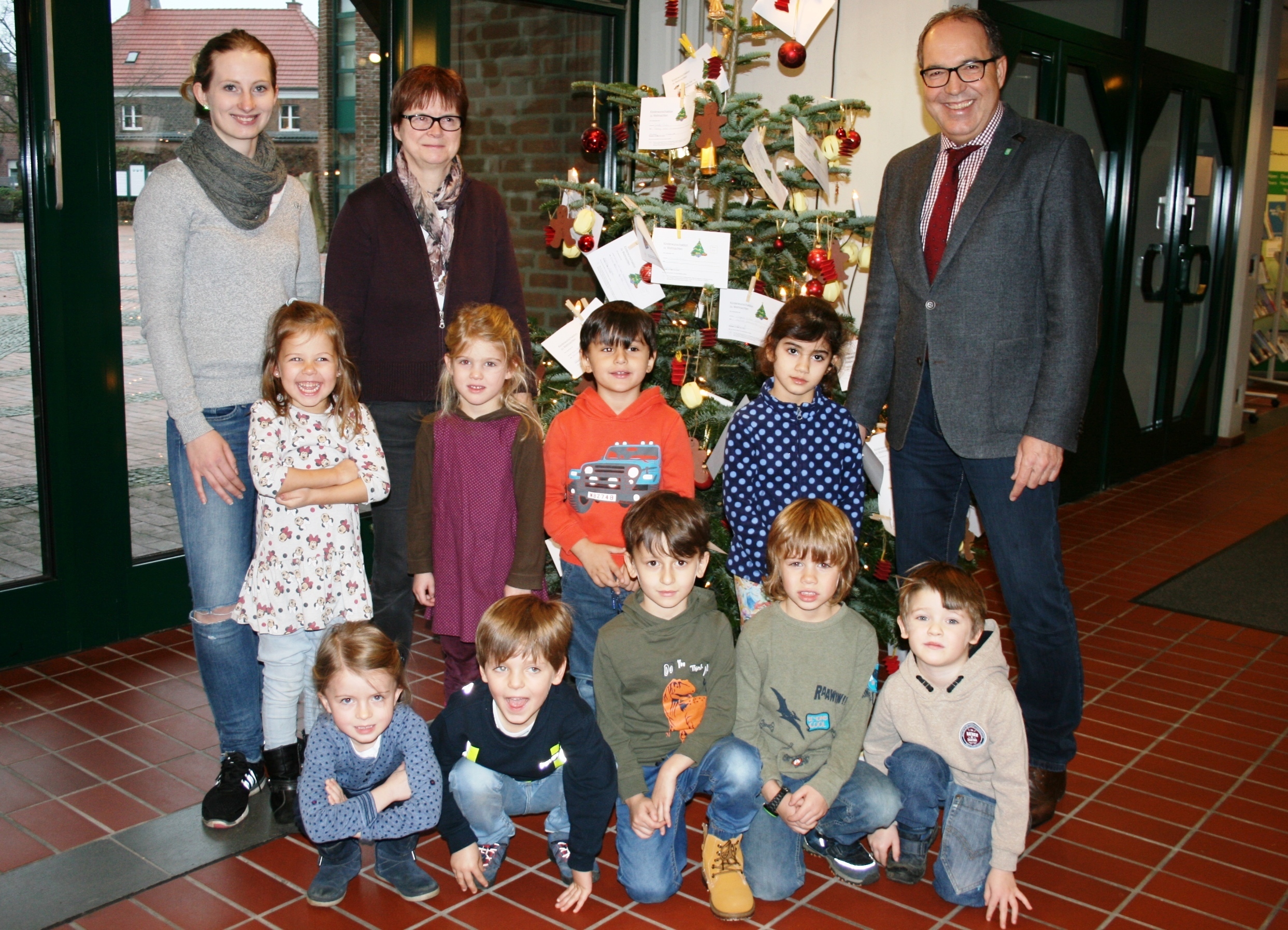 Bürgermeister Bernd Romanski mit Kindern aus dem Regenbogenkindergarten und ihren Erzieherinnen