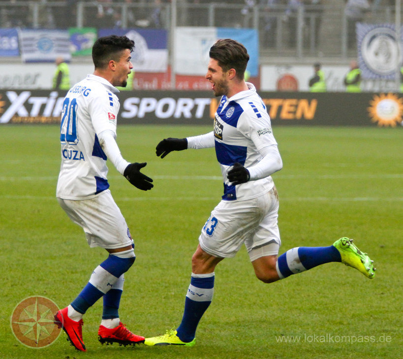 Freuen sich gemeinsam über das 1:0. Torschütze Cauly Souza und Vorbereiter Moritz Stoppelkamp.