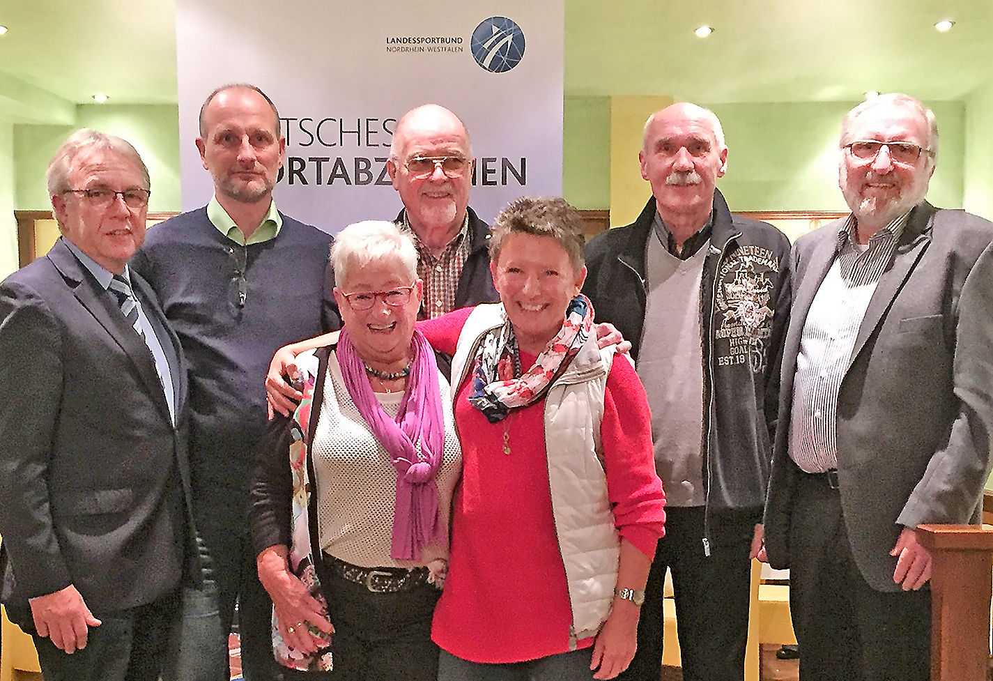 Unser Bild von der Sportabzeichen-Veranstaltung des KreisSportBundes Ennepe-Ruhr (KSB-EN) zeigt die Hattinger und Sprockhöveler Gruppe mit (v.l.) Michael Heise, Vorsitzender des Stadtsportverbandes (SSV) Hattingen, Rainer Haarmann, Jenny Geng, Jürgen Deutschländer, Petra David (Stadt Hattingen), Helmut Dikty (Sportwart SSV Sprockhövel), Dirk Engelhard (Vorstandsvorsitzender Kreissportbund Ennepe-Ruhr). Es fehlt Klaus Flügel. Foto: privat