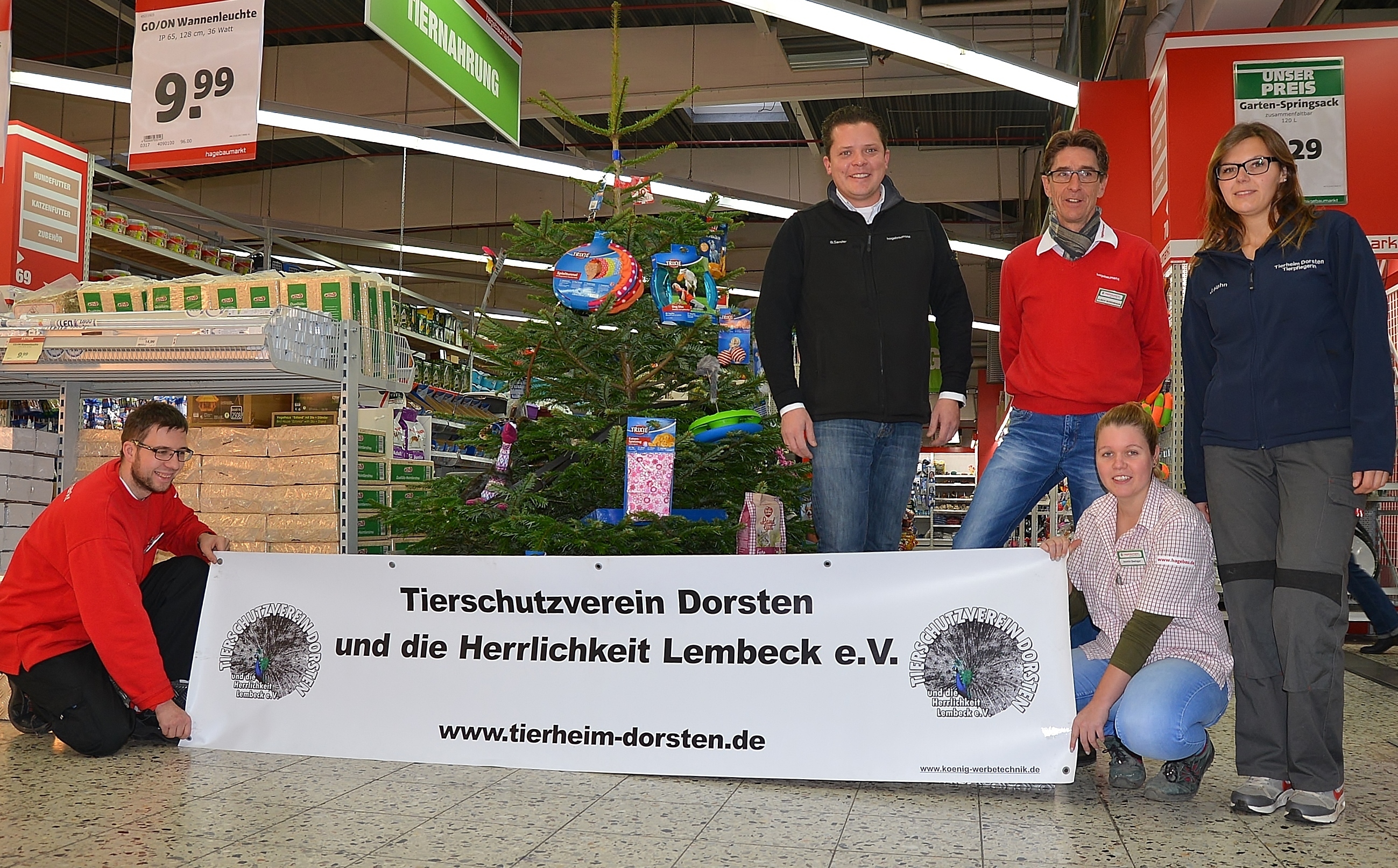 Geschäftsführer Benjamin Sender (2.v.l.), Marktleiter Ulrich Rosenbaum (3.v.r.) und Janina Hahn, stellvertender Vorstand, hoffen auf reichlich Spenden für die Bewohner im Tierheim.