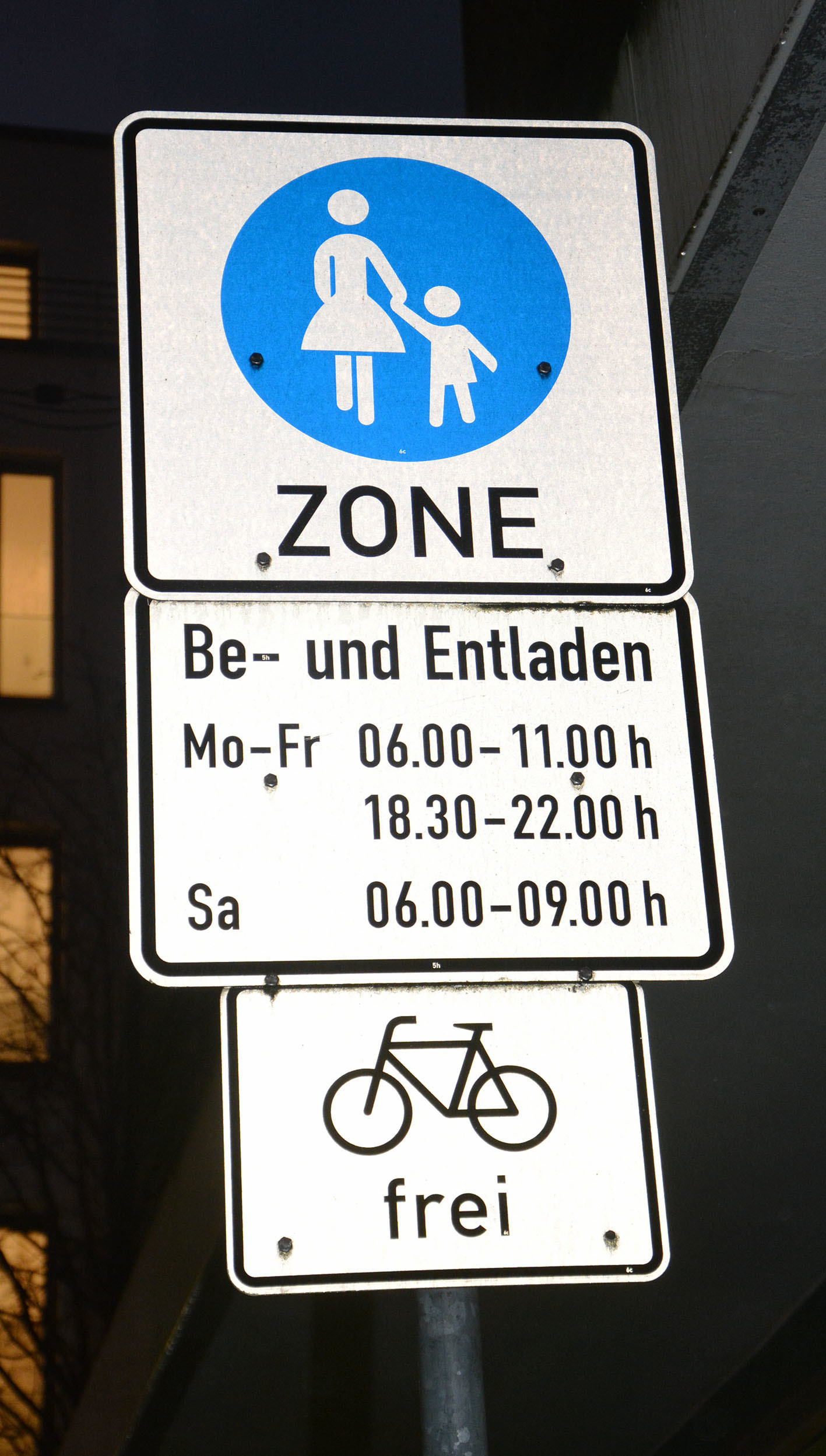 Die Beschilderung an den Eingängen zur Gladbecker Fußgängerzone ist an Deutlichkeit nicht zu überbieten: Nur zu bestimmt Zeiten darf der Bereich für Be- und Entlade-Vorgänge befahren werden. Und Radfahrer dürfen auch nur in den eigens ausgewiesenen Bereichen unterwegs sein.