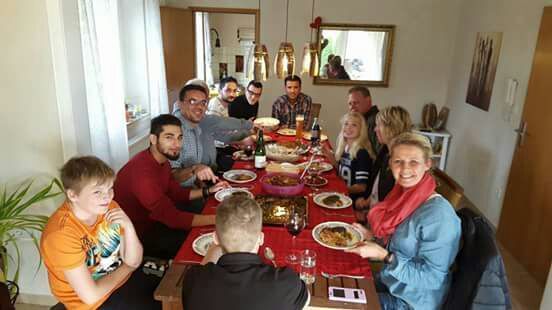 WestLotto-Mitarbeiter Stefan Kallert und seine Familie kochen regelmäßig gemeinsam mit Freunden und Flüchtlingen aus Syrien und dem Irak.