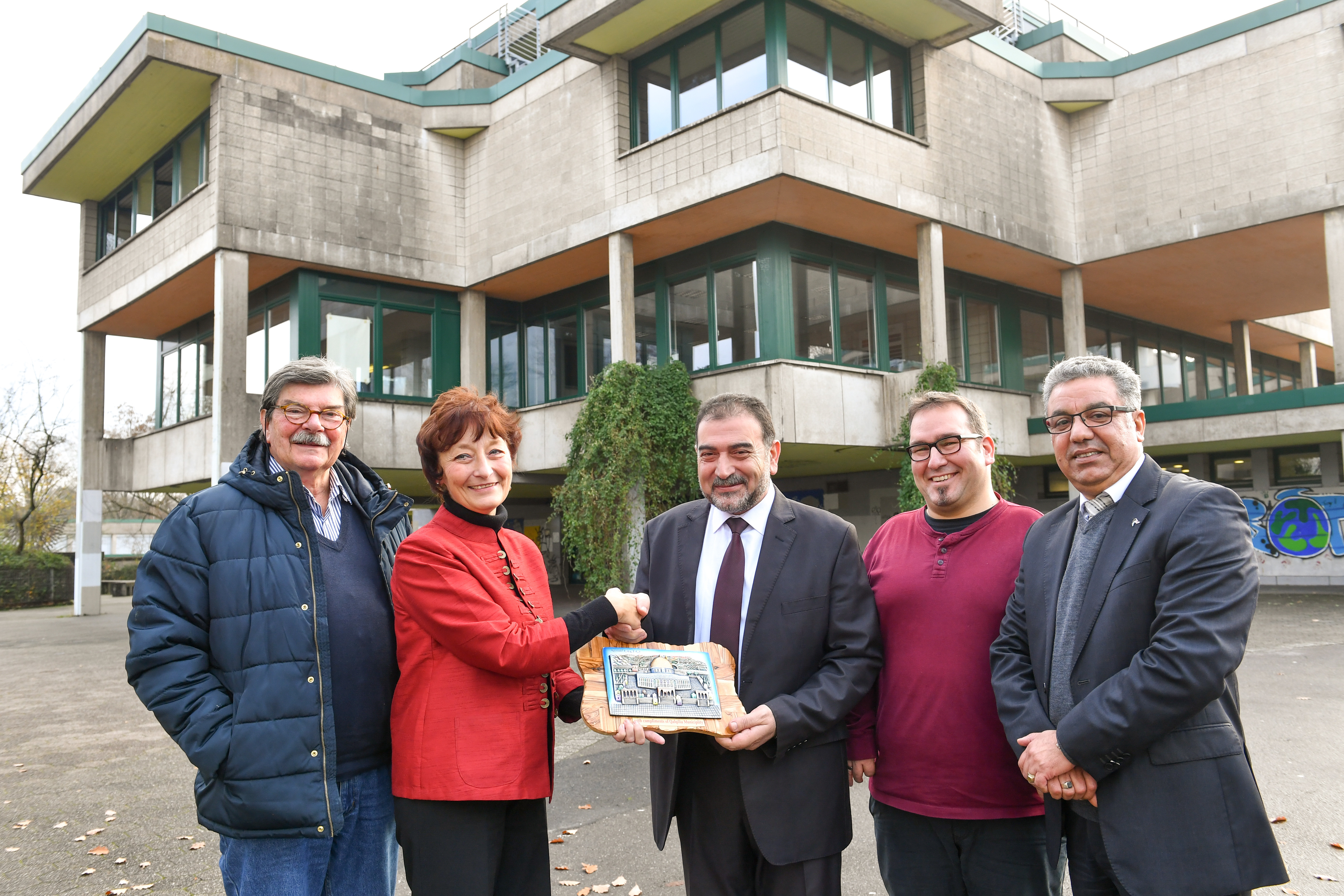 Heiner Schmitz (v.I.), Dr. Sigrun Leistritz (Rektorin des Gymnasiums Heißen), Dr. Hashim Al Masri (Bürgermeister von Quliqilia), Markus Bergmann und der Vizepräsidenten der Deutsch-Palästinensischen Gesellschaft, Dr. Ribhi Yousef hoffen auf das Austauschprogramm.