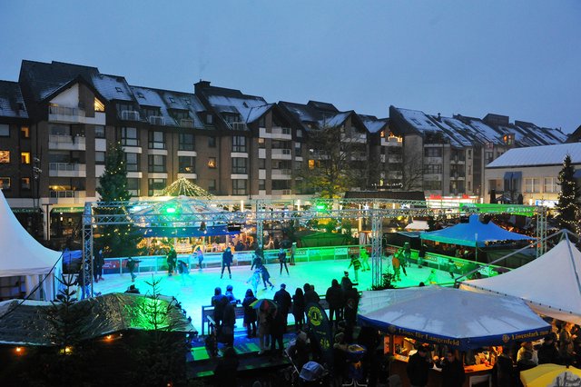 Herzstück des Weihnachtsdorfes ist erneut eine Eislaufbahn. Erneut können Jung und Alt den Spaß auf zwei Kufen unter freiem Himmel genießen. Folgende Fotos: Michael de Clerque