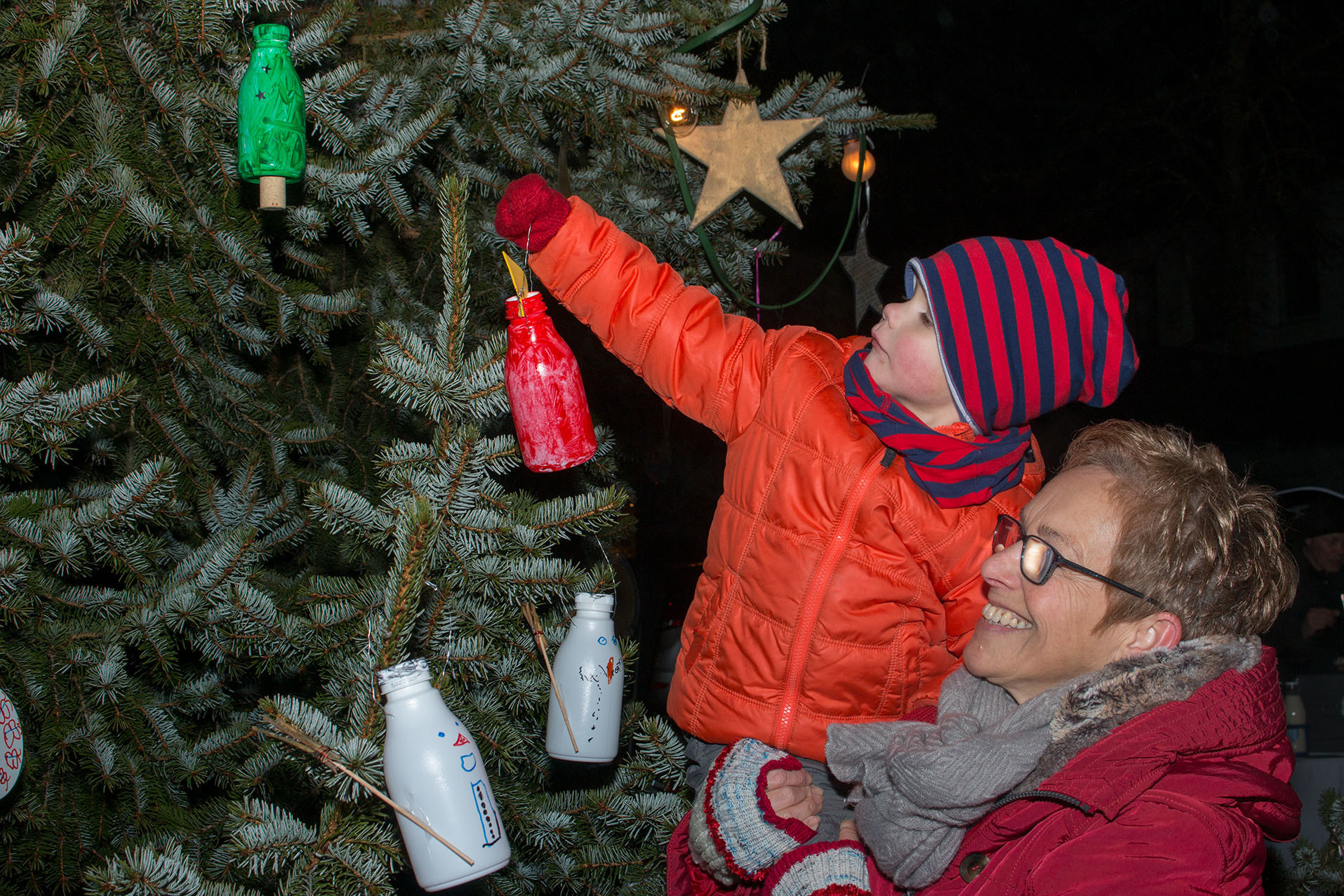 Die Kleinsten nimmt Gabriele Gockeln, die Leiterin des Katholischen Kindergartens St. Marien, auch schon mal auf den Arm, damit sie besser an die Zweige heranreichen. Hier ist es der kleine Nick