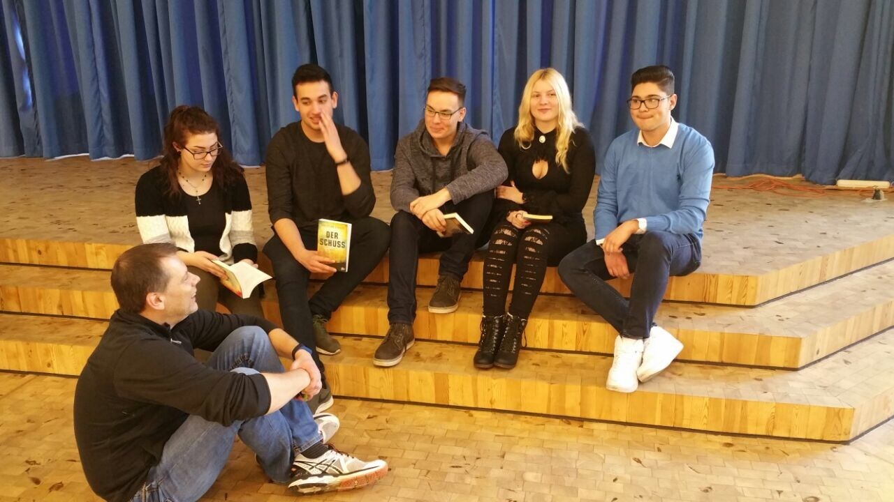 „Literaisches Quintett mit Schülersprecher und Schulsozialarbeiter“ besprechen, in der großen Pause, Bücher von Christian Linker