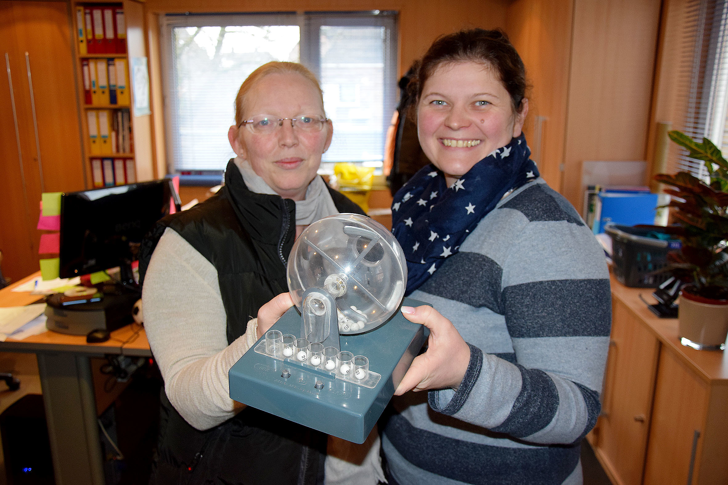 Melanie Völkner und Corina Kirsch ermittelten in diesem Monat die Glückszahlen des Tippspiels "Super 4-er".