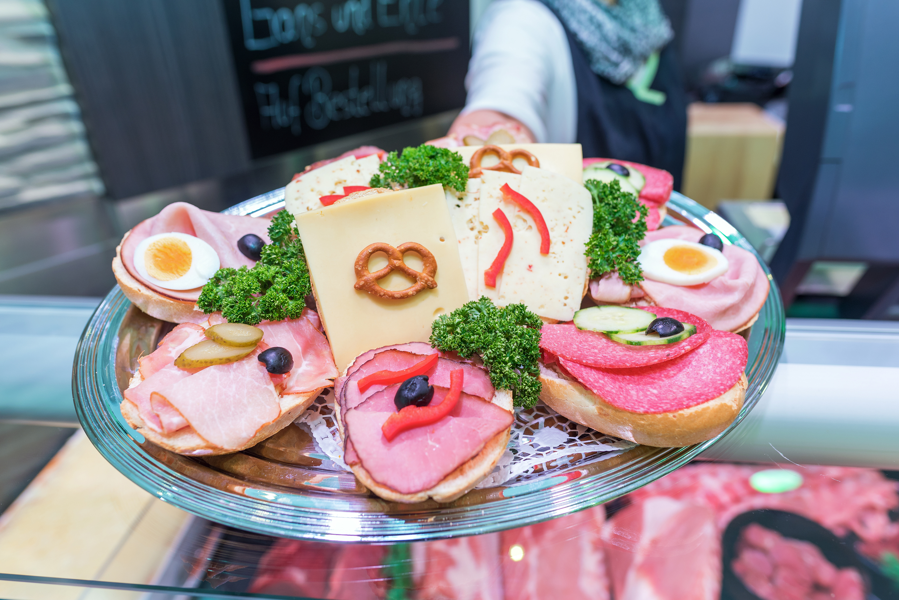 Heute, am 4. Dezember, verlosen wir zusammen mit der Fleischerei Herweg, Kaiserstraße 30 in Richrath, 30 lecker geschmierte und belegte Brötchen-Hälften nach Wahl.