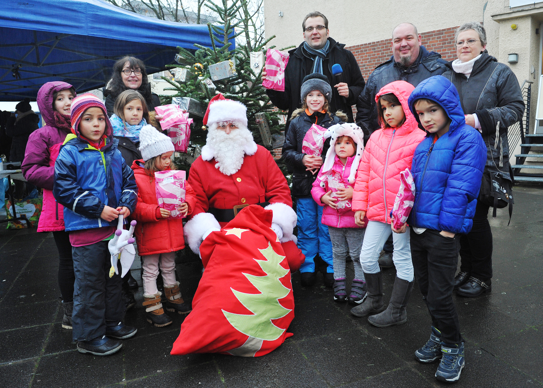 Der Nachwuchs konnte sich beim Familien-Advent, organisiert von der IG Hauptstraße, dem Wochen-Anzeiger und DJ Totte, über jede Menge Geschenke freuen. Es gab Weckmänner aus dem Hause Café Sticherling und viele schöne Überraschungen vom Gartencenter Dehner. Mit den Mädchen und Jungen auf dem Foto (von links): Hiltrud Markett, Vorsitzende der IG Hauptstraße, Wochen-Anzeiger-Redakteur Stefan Pollmanns, der das Ereignis auch moderierte, DJ Totte und Monika Fischer von "Langenfeld kocht".