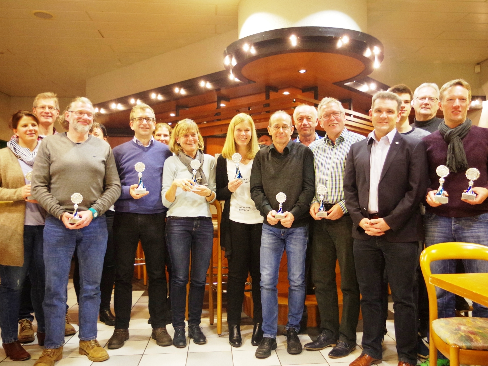 Die Geehrten stellten sich dem Fotografen: (von links) Kerstin Billerbeck, Markus Schweda, Gregor Pällmann, Davide Brizzolara, Sandra Arndt, Sabine Sellin-Selling, Petra Grünheid, Joachim Grünheid, Hermann Imping, Thomas Heinlein, Stephan Rokitta, Henrik Josten, Uwe Kähler und Christian Arndt