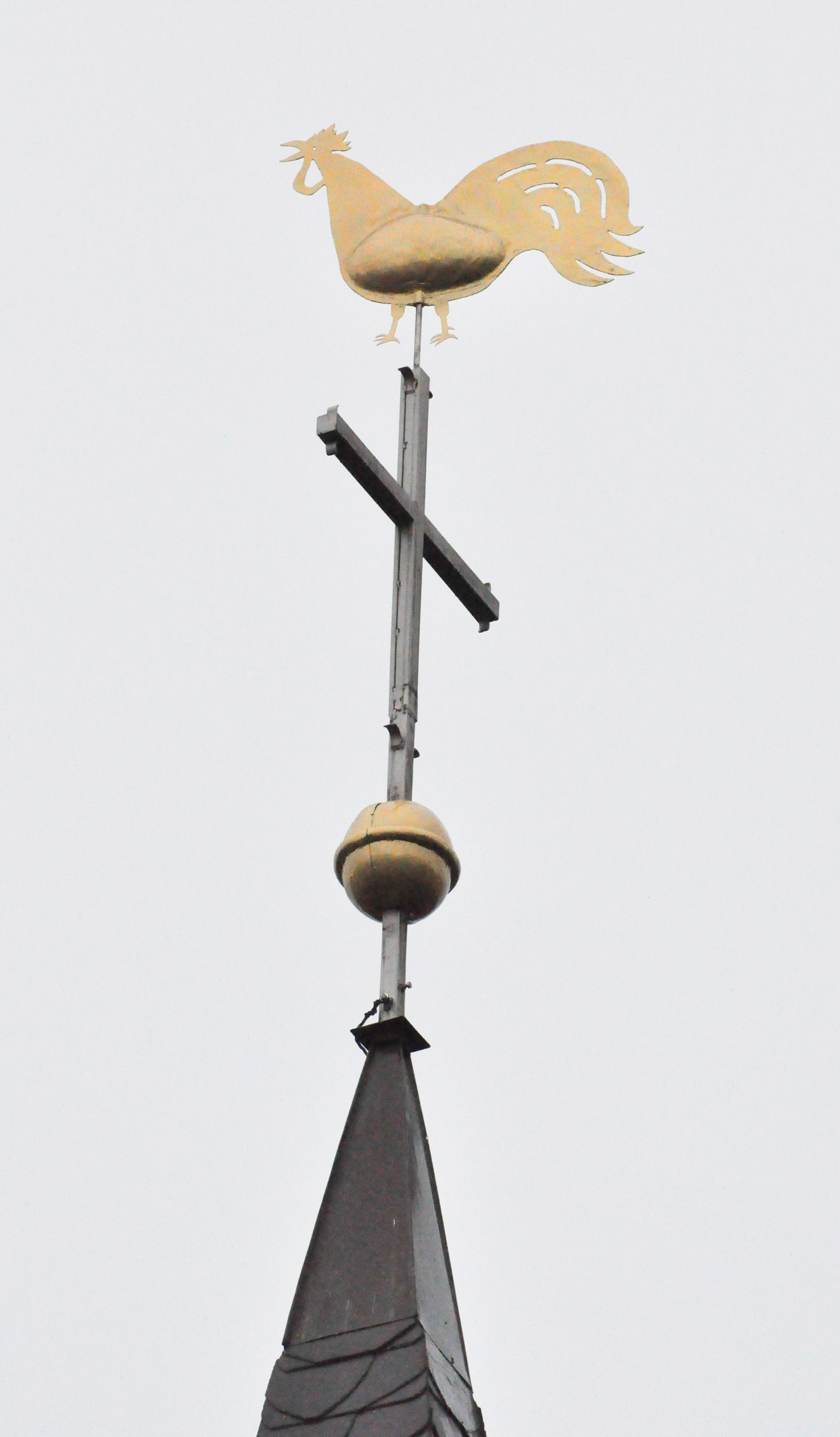 Der neue Hahn und die Kugel erstrahlen in neuem, goldfarbenen Glanz.