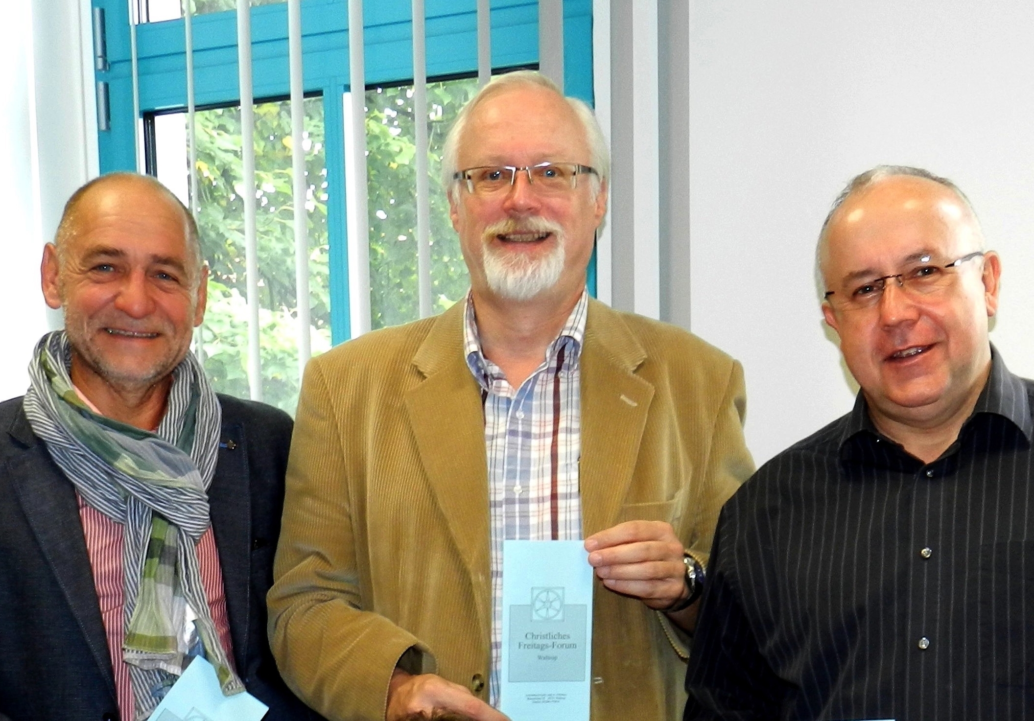 Pfarrer Ulrich Lammers (Mitte), VHS-Leiter Clemens Schmale (l.) und Detlef Pflaumbaum engagieren sich seit vielen Jahren im Team des Christlichen Freitagsforums und freuen sich auf hochkarätige Gäste.