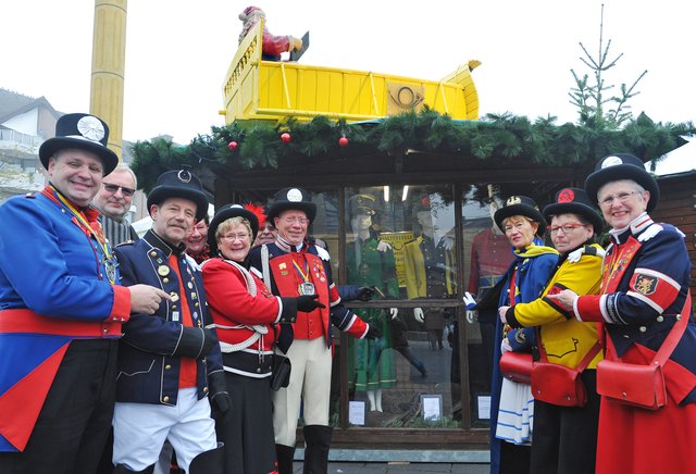 Mit der Schaubude des Heimatvereins Postalia tauchen die Gäste des Weihnachtsdorfes in die (Post-)Vergangenheit Langenfelds ein.