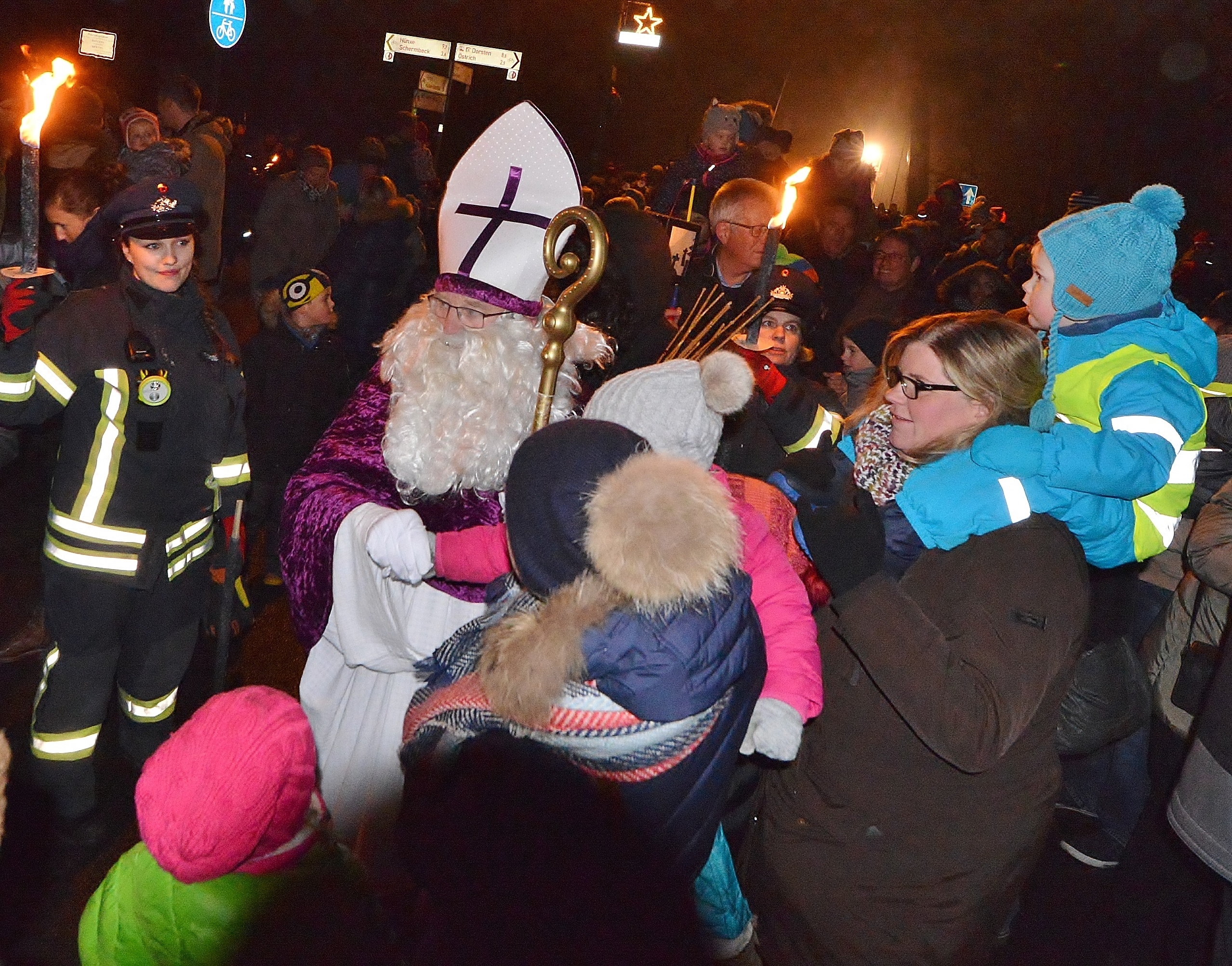 Tausende kleine Kinderhände musste der Nikolaus am Samstagabend auf seinen Weg vom Wesel-Datteln- Kanal bis in die Dorfmitte Gahlen schütteln.