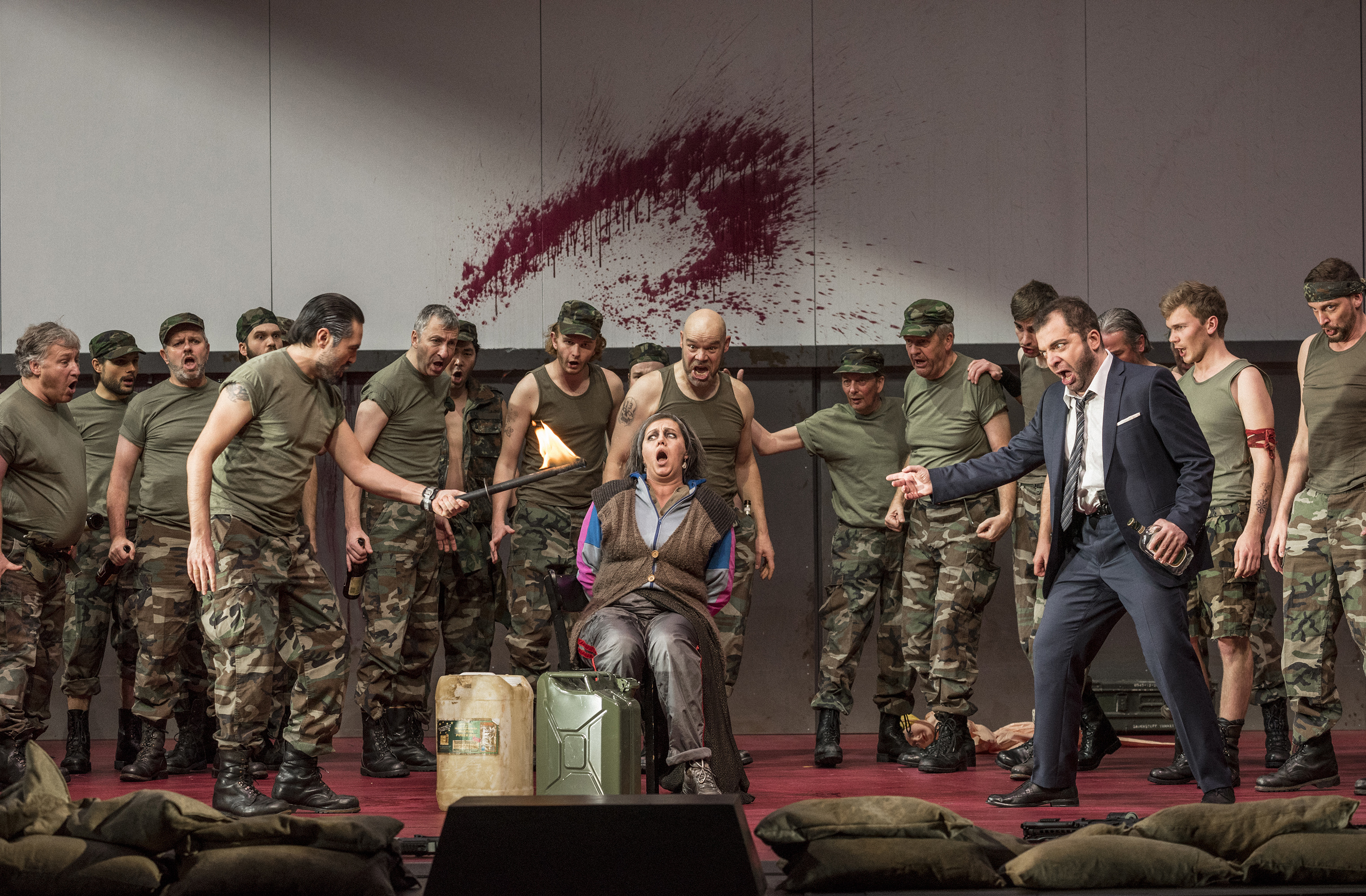 Hexenverbrennung mal anders: Baurzhan Anderzhanov (Ferrando, Hauptmann im Heer Lunas), Carmen Topciu (Azucena, eine Zigeunerin), Nikoloz Lagvilava (Der Graf von Luna), Opernchor und Extrachor des Aalto Theaters.