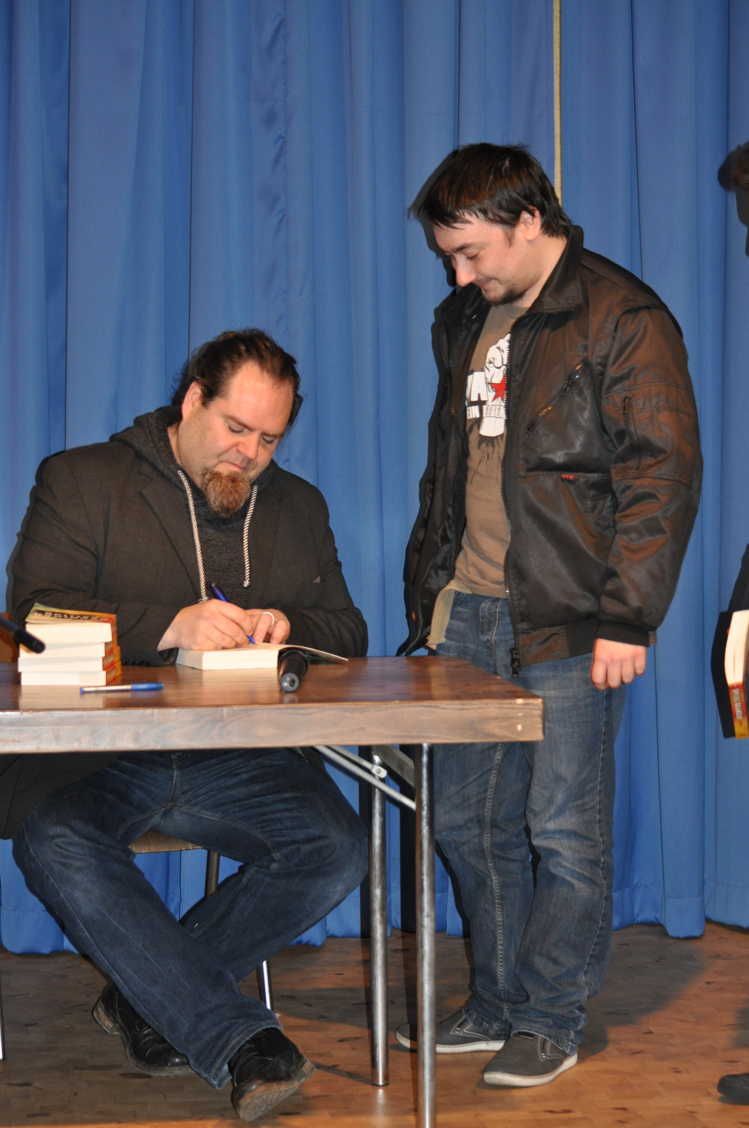 Christian linker signiert am BBBK seine Bücher.