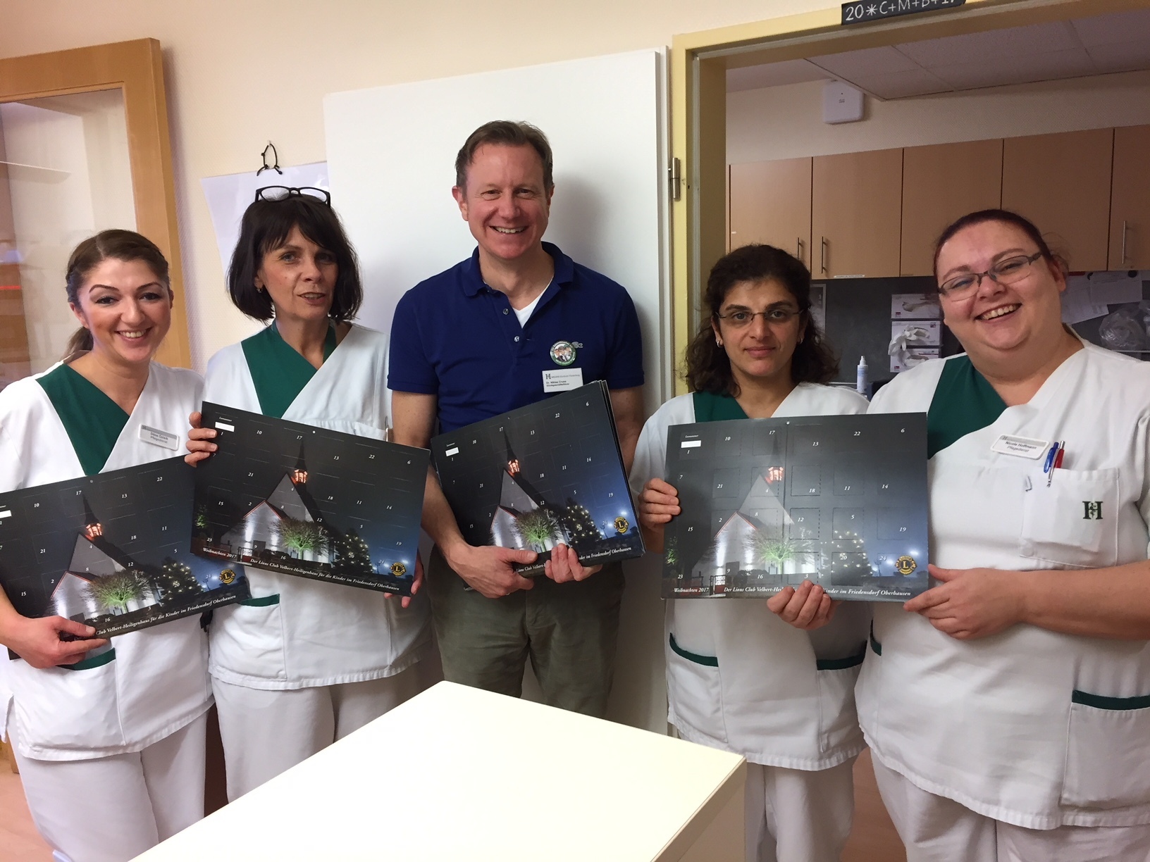 Klinikgeschäftsführer Dr. Niklas Cruse überreichte Mitarbeiterinnen der Station 34 den Lions-Adventskalender
